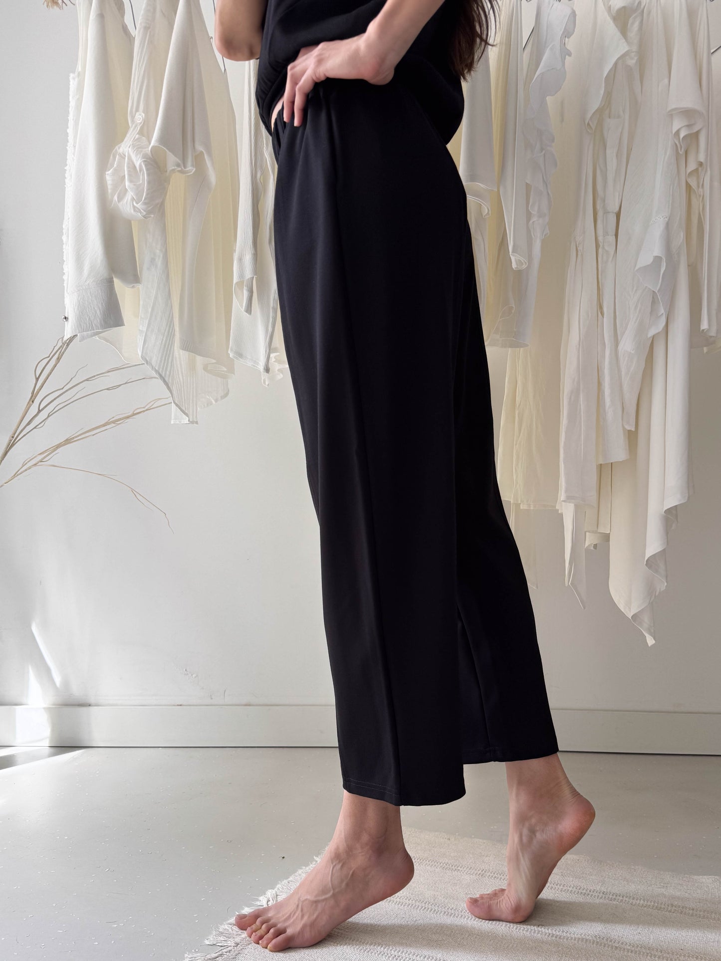 Laza fazonú csípő nadrág-fekete