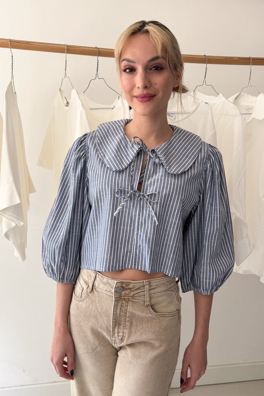 Puffos ujjú felső megkötős előrésszel