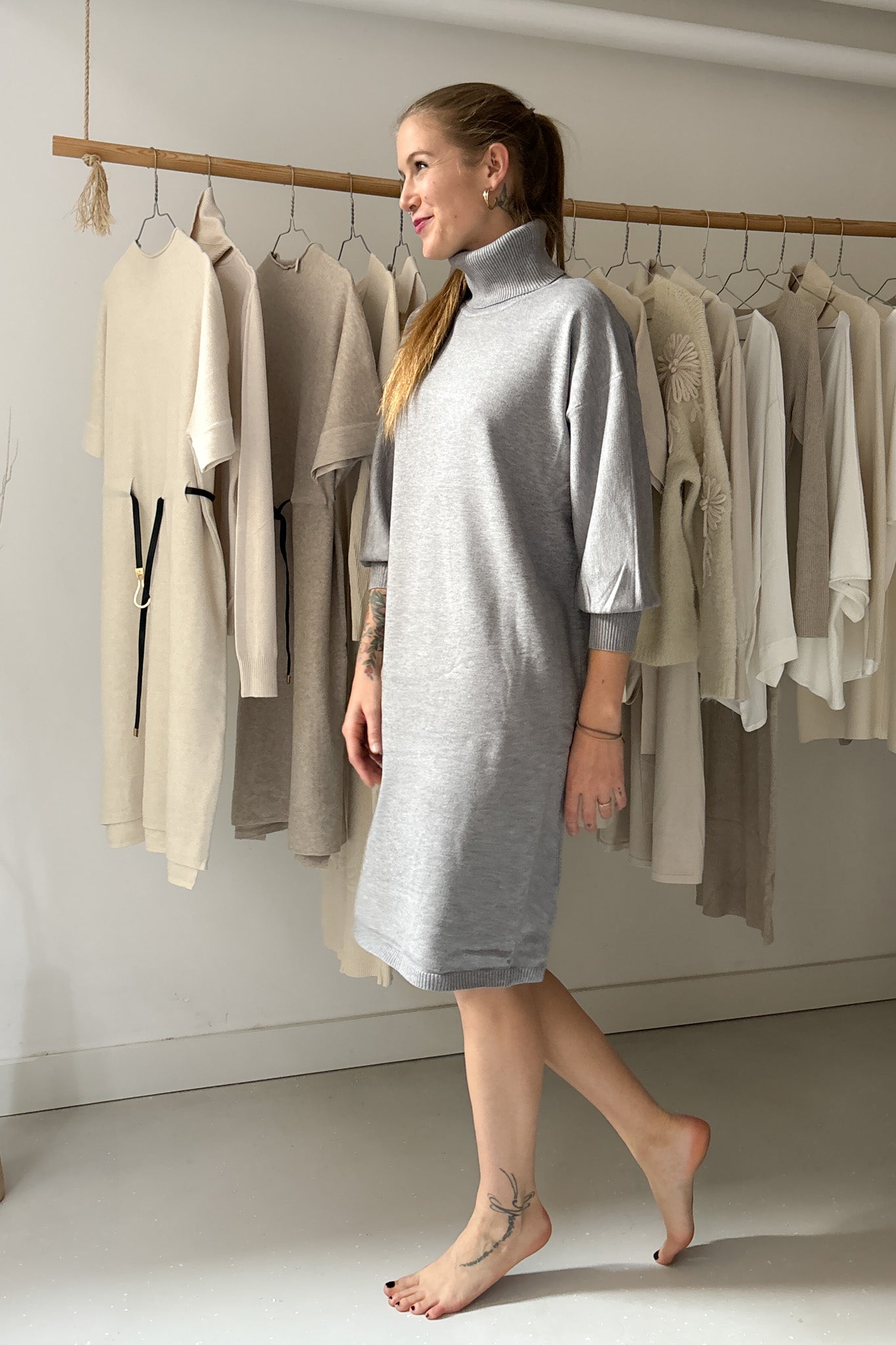 Hamuszürke, garbós pulcsiruha