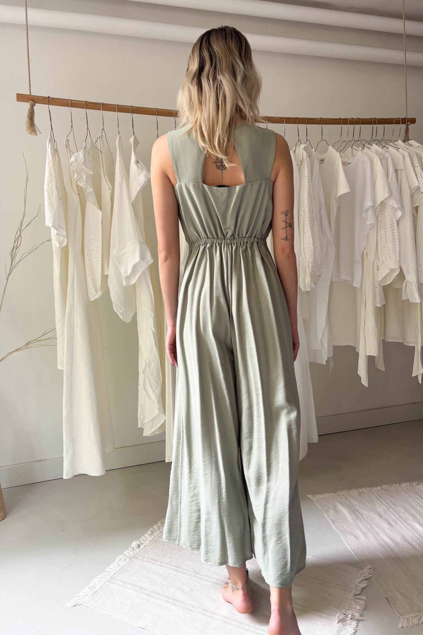 Ujjatlan hátul kivágott overál-pasztell zöld