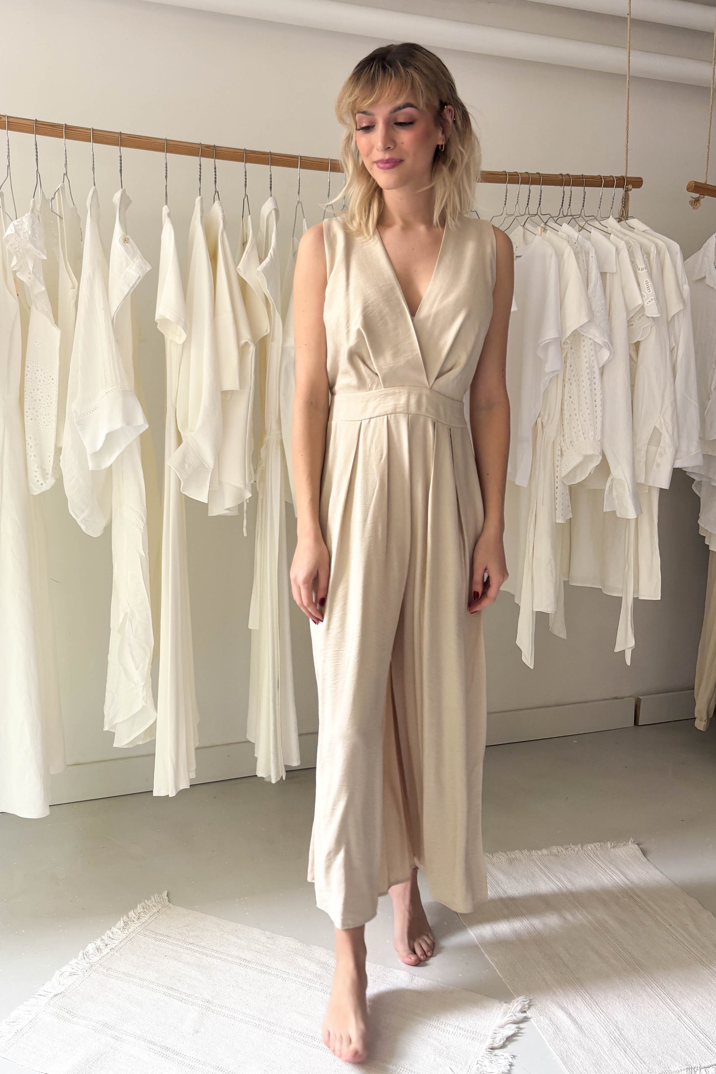 Ujjatlan hátul kivágott overál-bézs