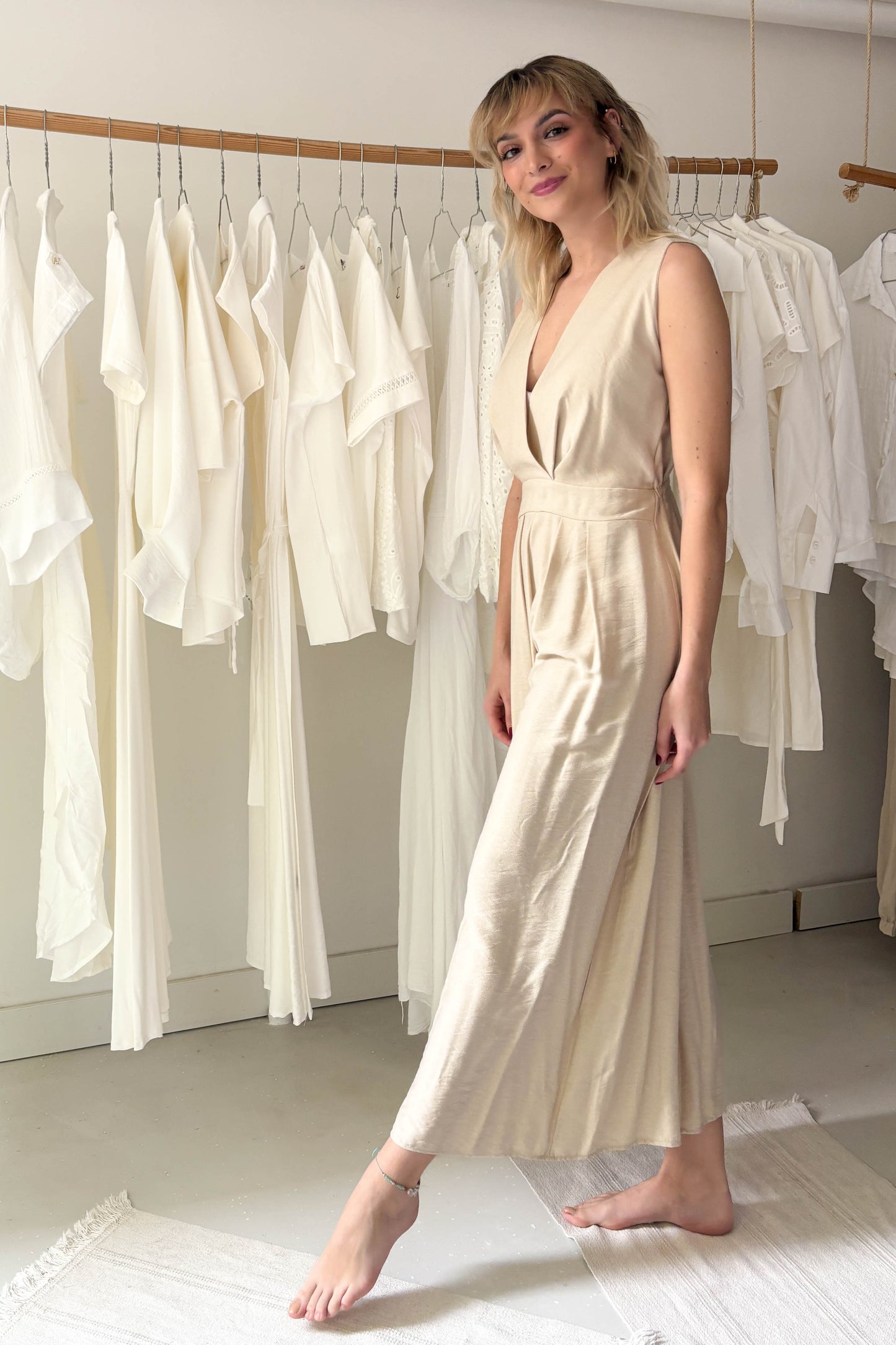 Ujjatlan hátul kivágott overál-bézs