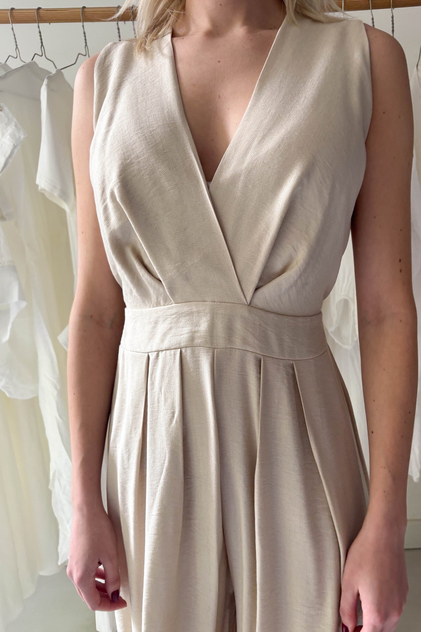 Ujjatlan hátul kivágott overál-bézs