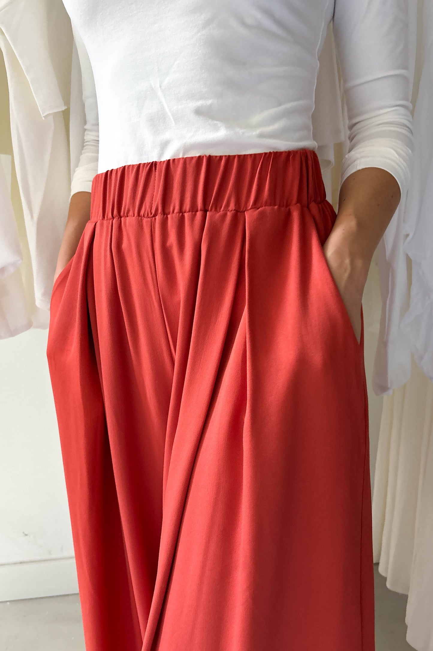Elöl hajtásos lenge nadrág-téglavörös színben