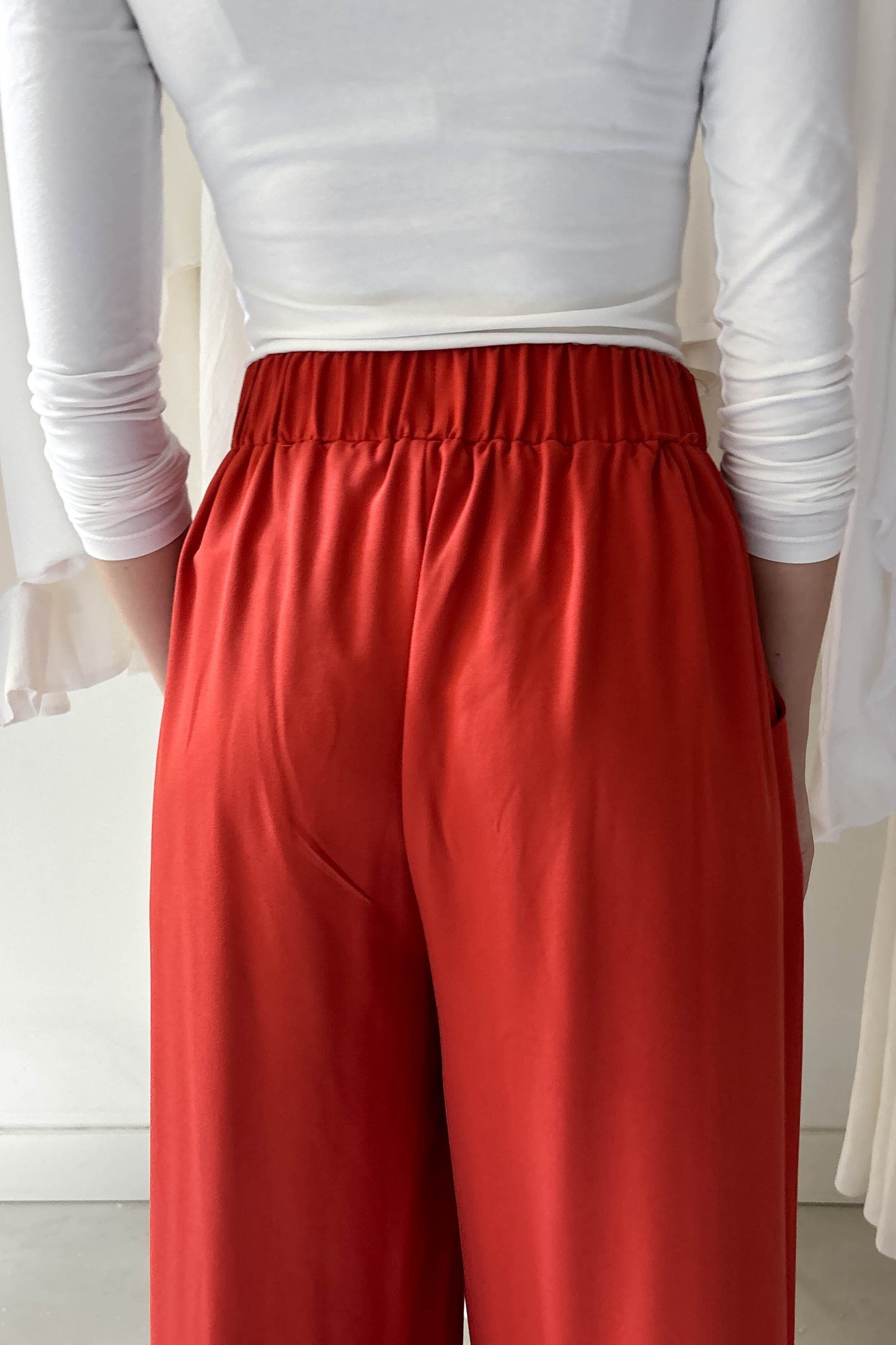 Elöl hajtásos lenge nadrág-téglavörös színben