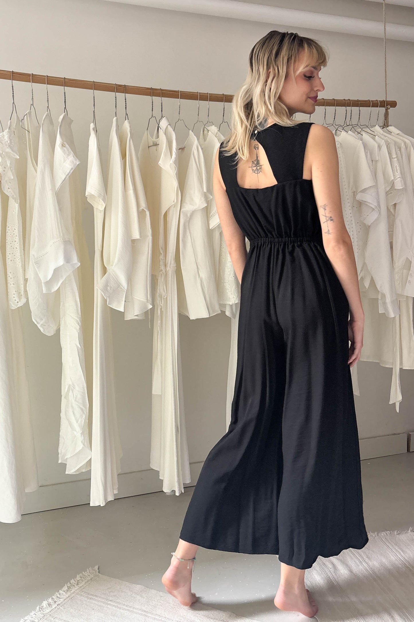 Ujjatlan hátul kivágott overál-fekete