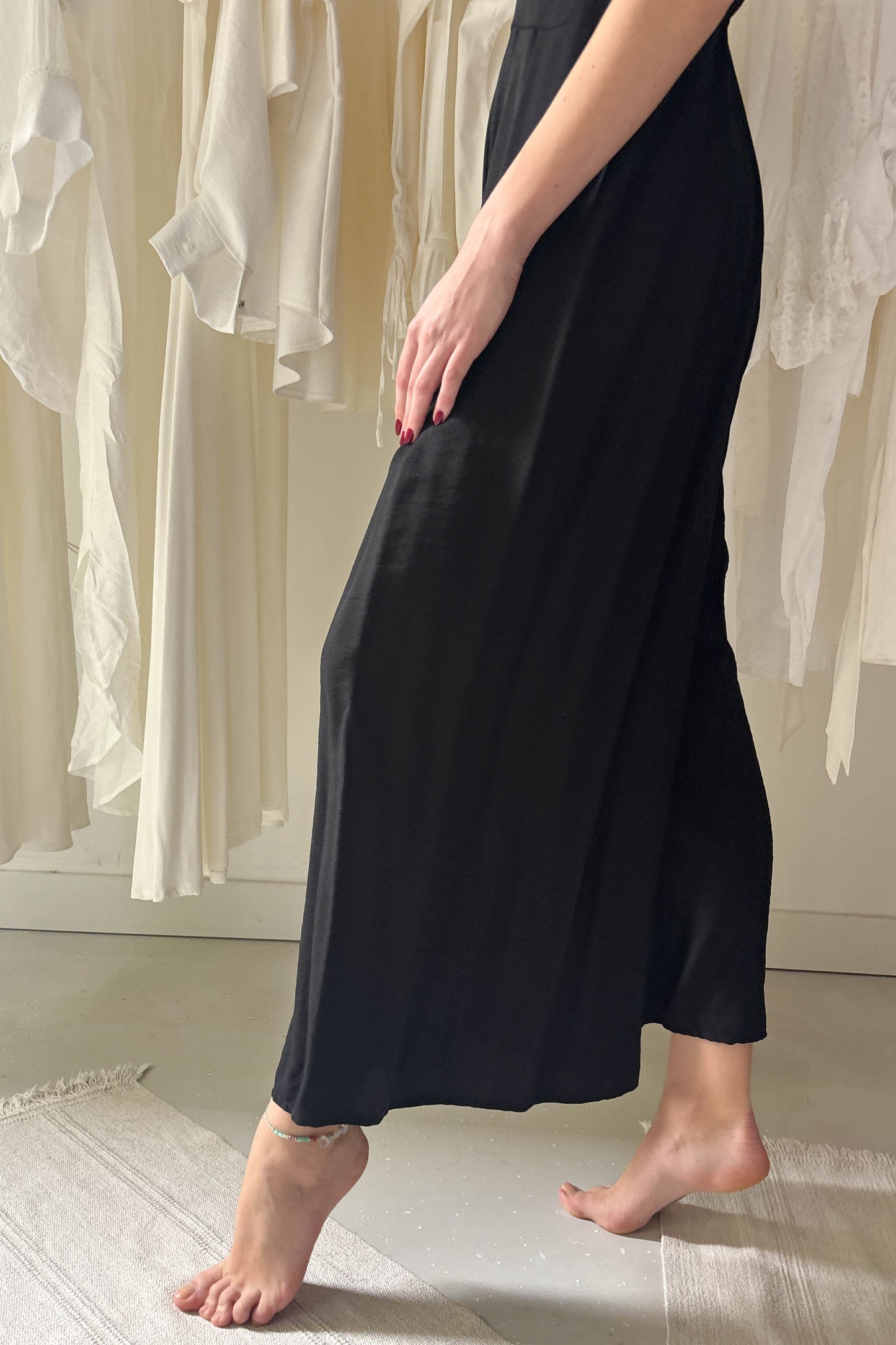 Ujjatlan hátul kivágott overál-fekete