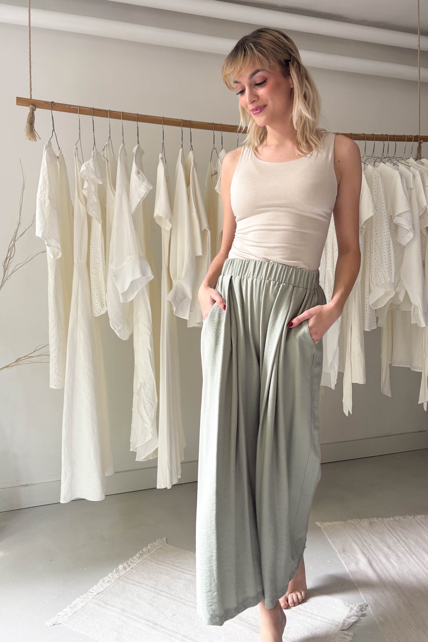 Elöl hajtásos lenge nadrág-pasztell zöld