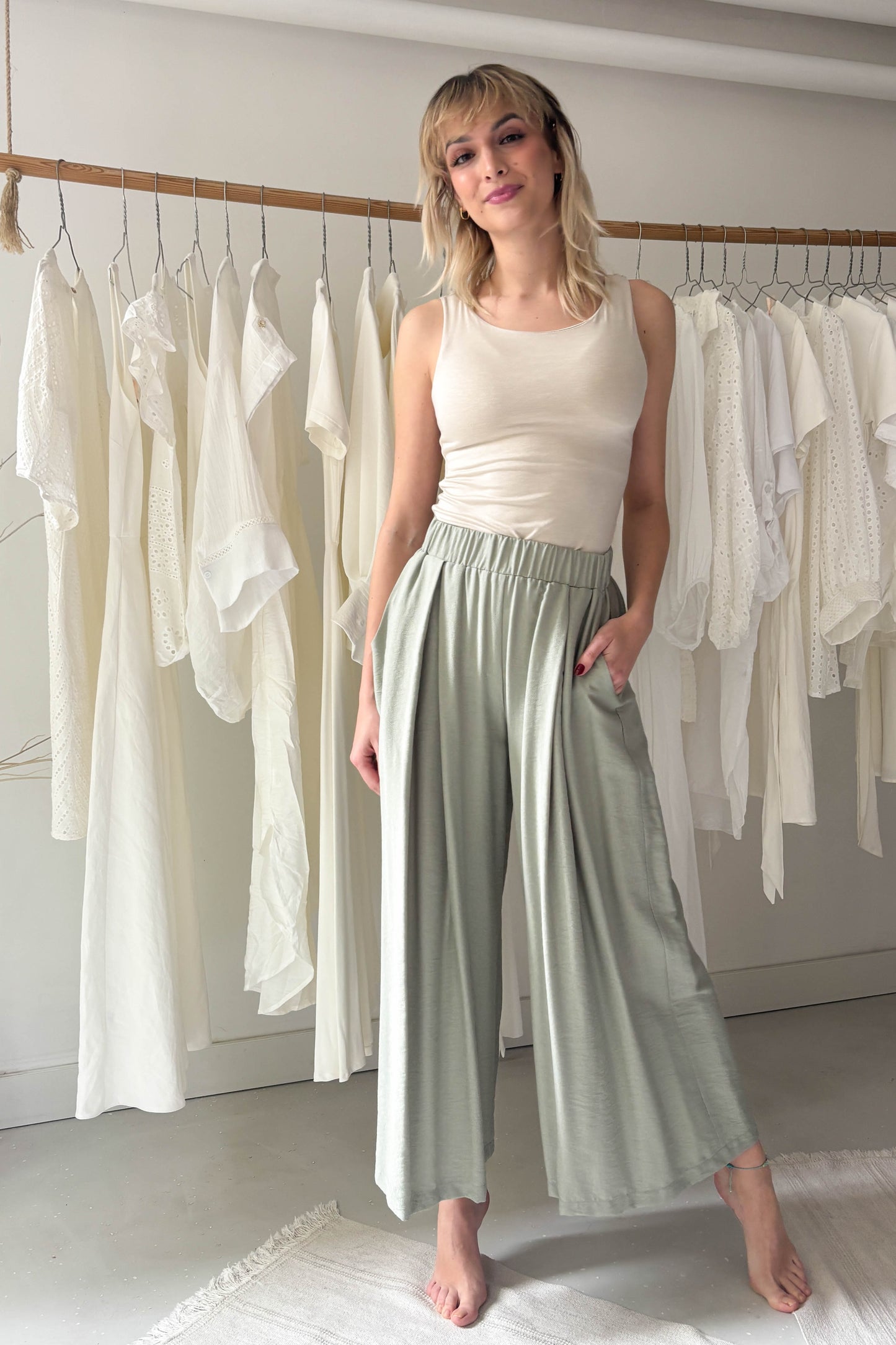 Elöl hajtásos lenge nadrág-pasztell zöld