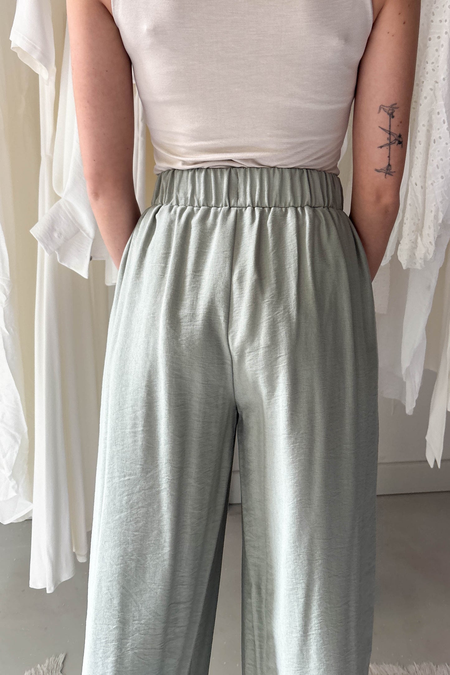 Elöl hajtásos lenge nadrág-pasztell zöld