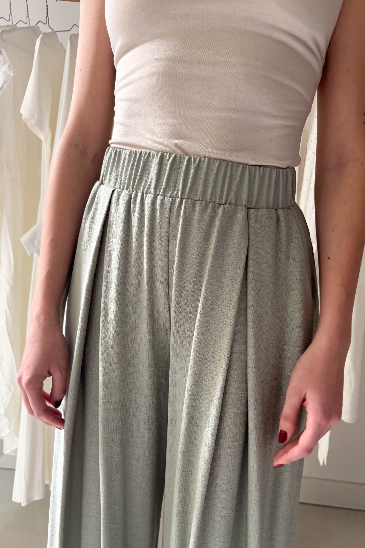 Elöl hajtásos lenge nadrág-pasztell zöld