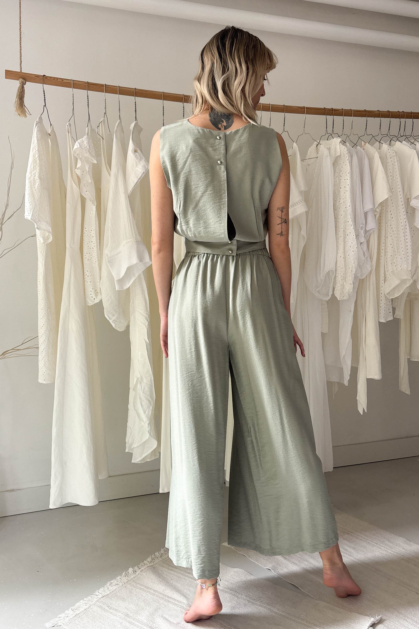 Ujjatlan, hátul gombos felső-pasztell zöld