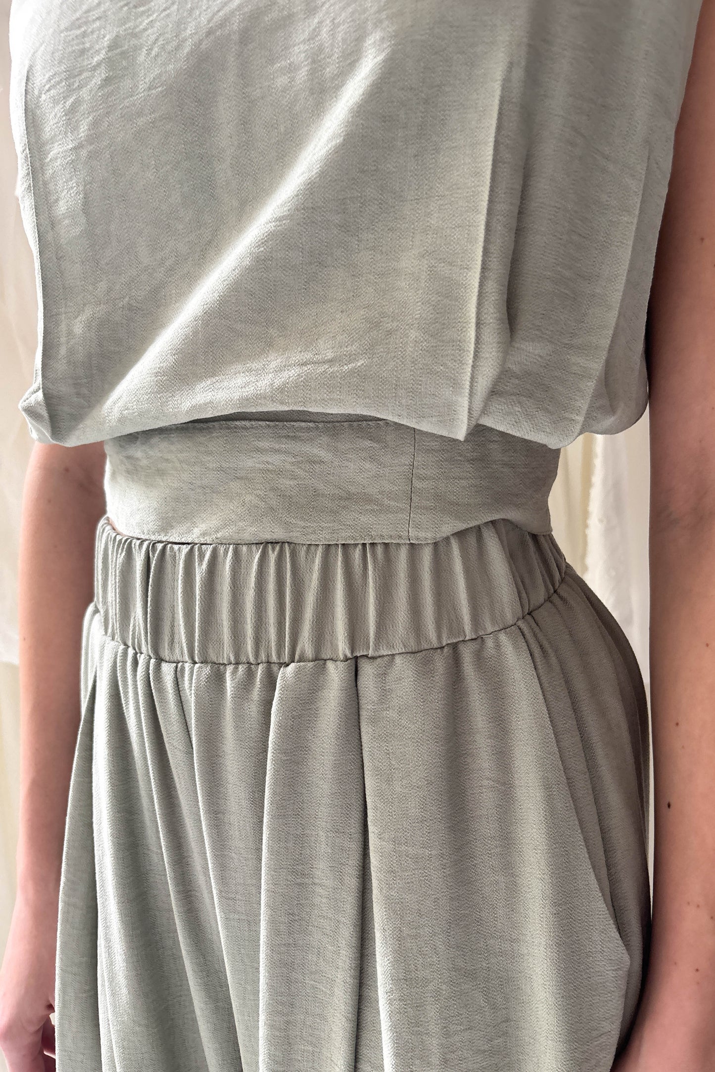 Ujjatlan, hátul gombos felső-pasztell zöld