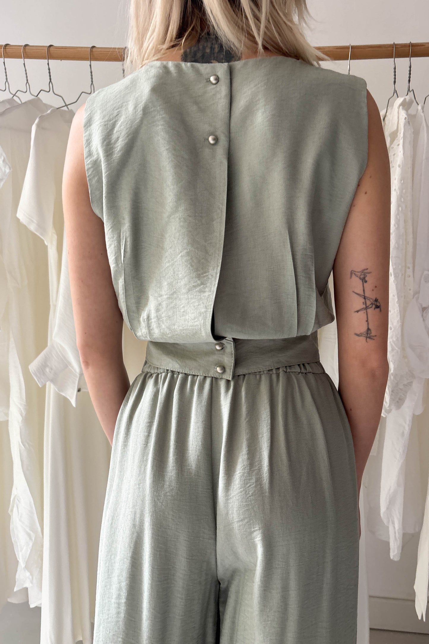 Ujjatlan, hátul gombos felső-pasztell zöld