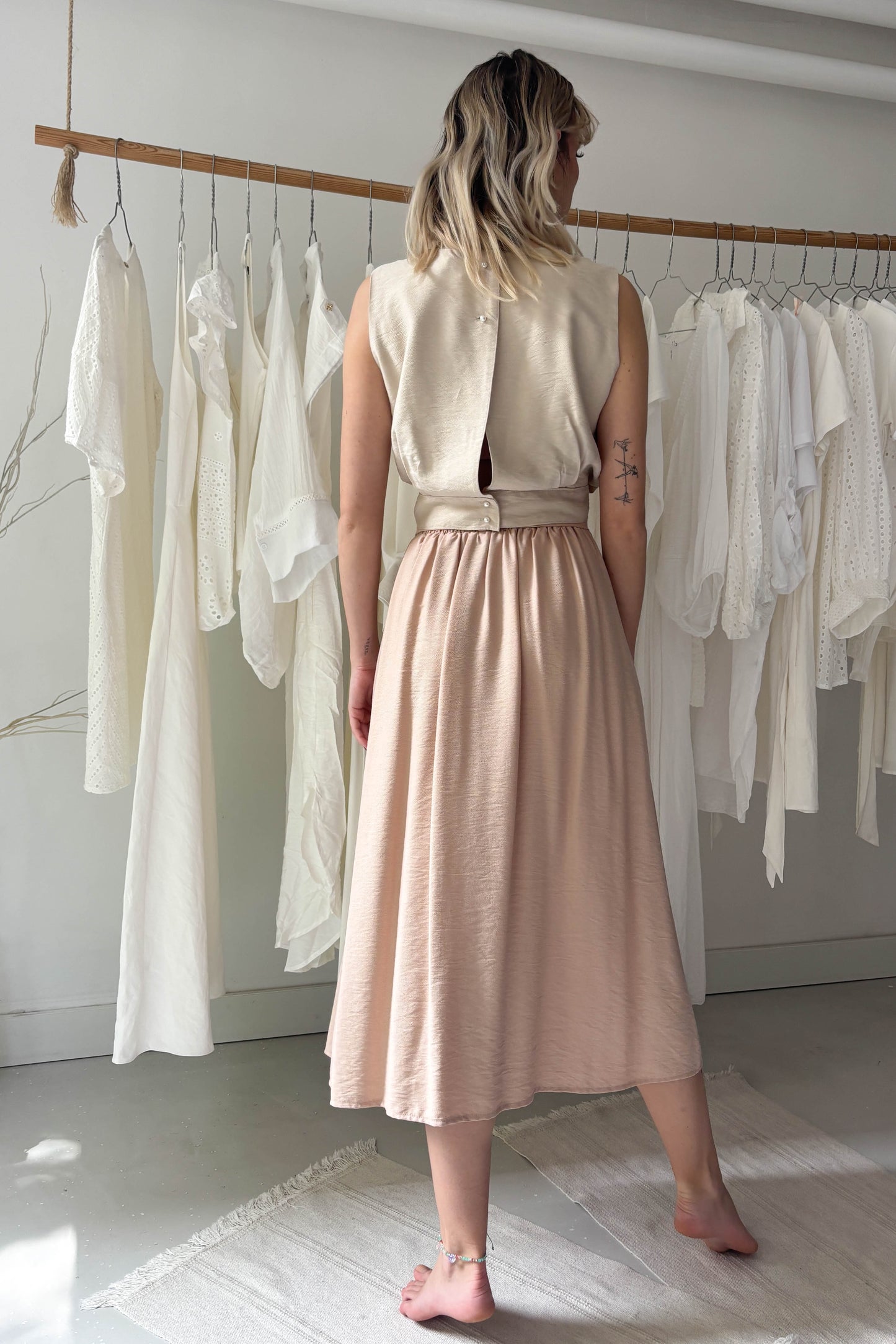 Ujjatlan, hátul gombos felső-púder