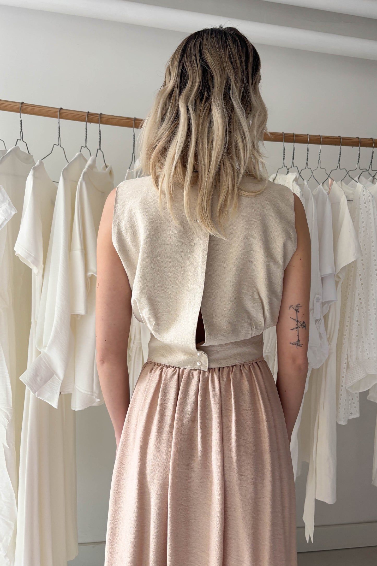 Ujjatlan, hátul gombos felső-púder