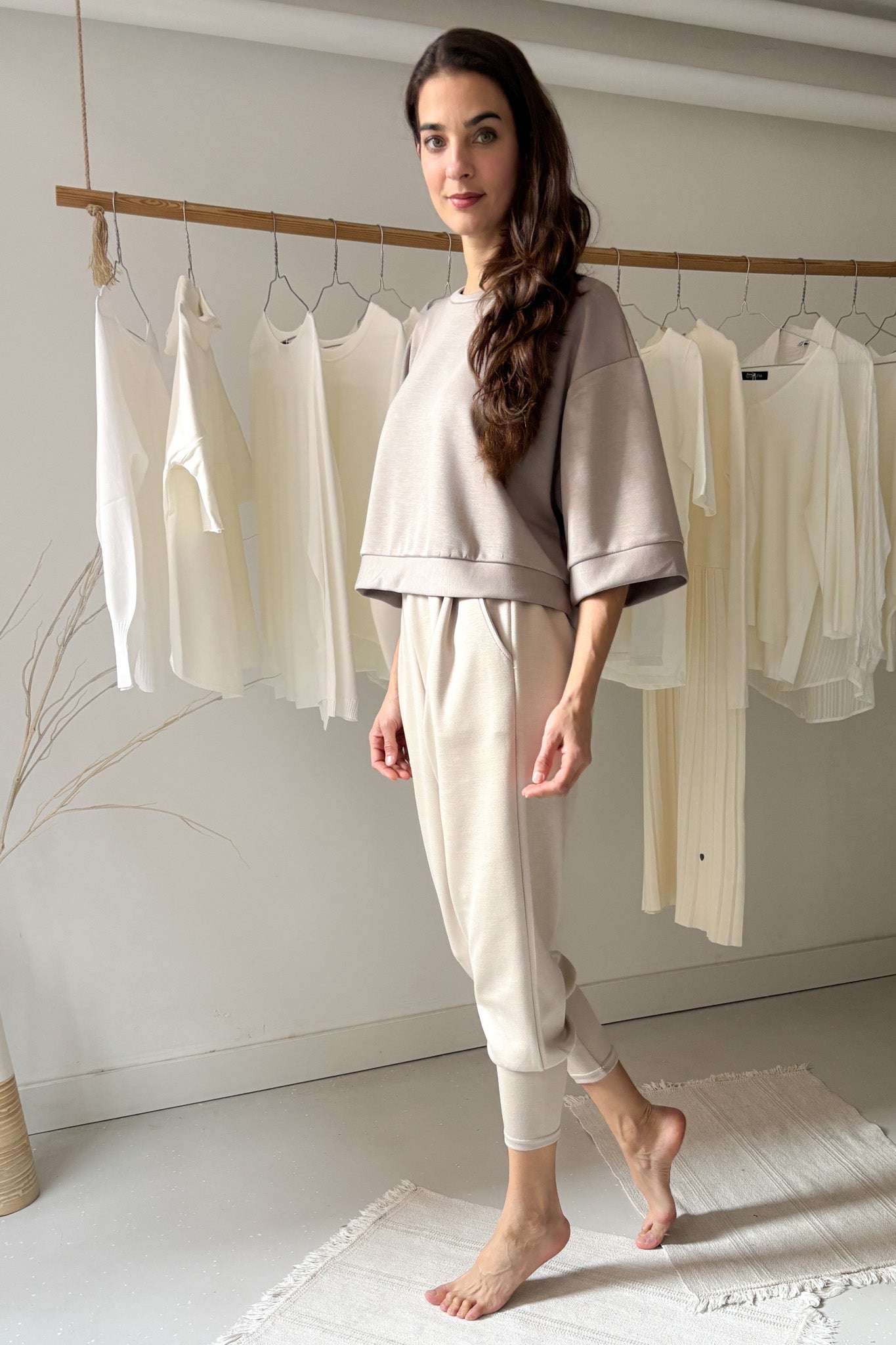 Alul szűk tréningnadrág - bézs