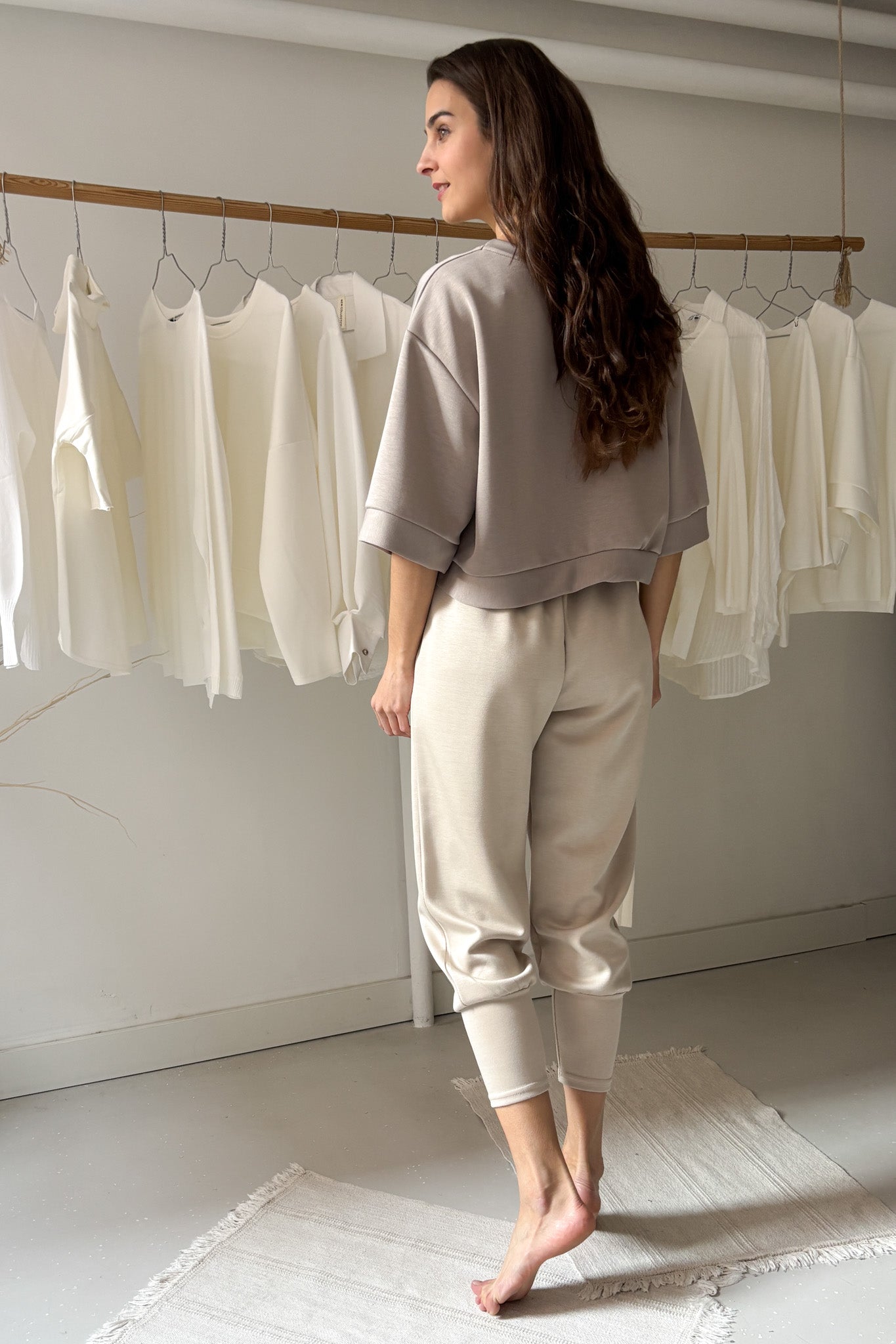 Alul szűk tréningnadrág - bézs