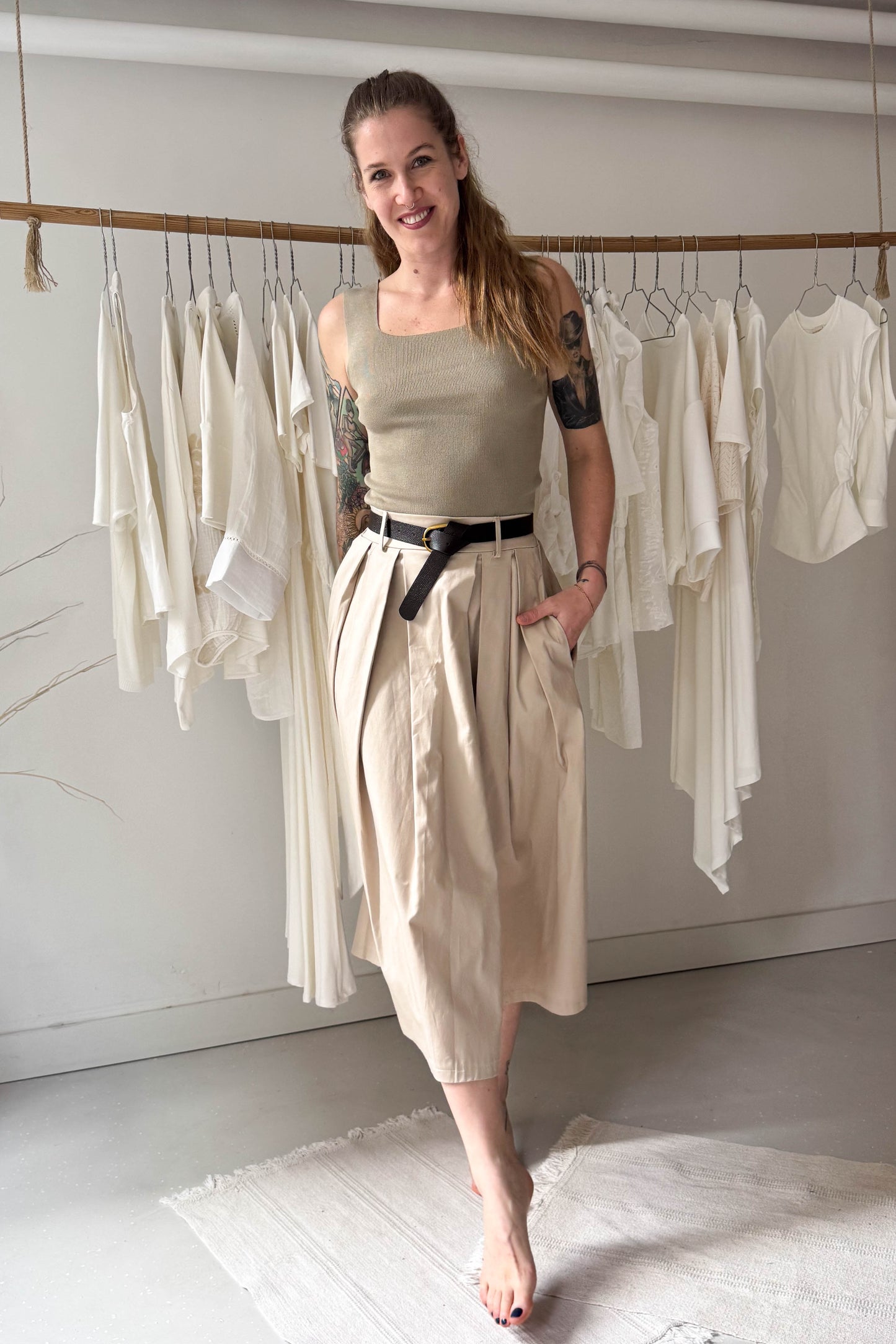 Világos bézs szoknya övvel