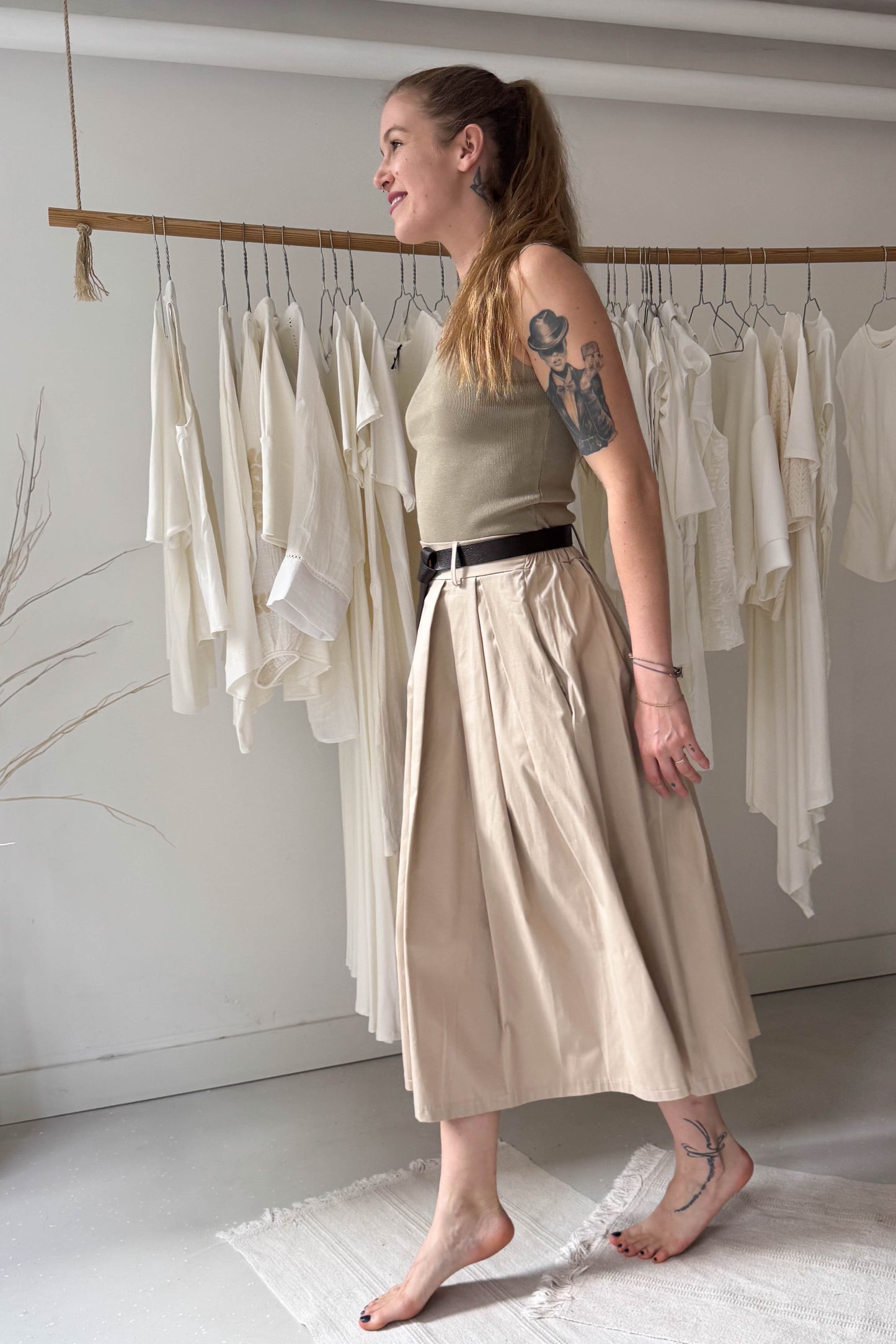 Világos bézs szoknya övvel