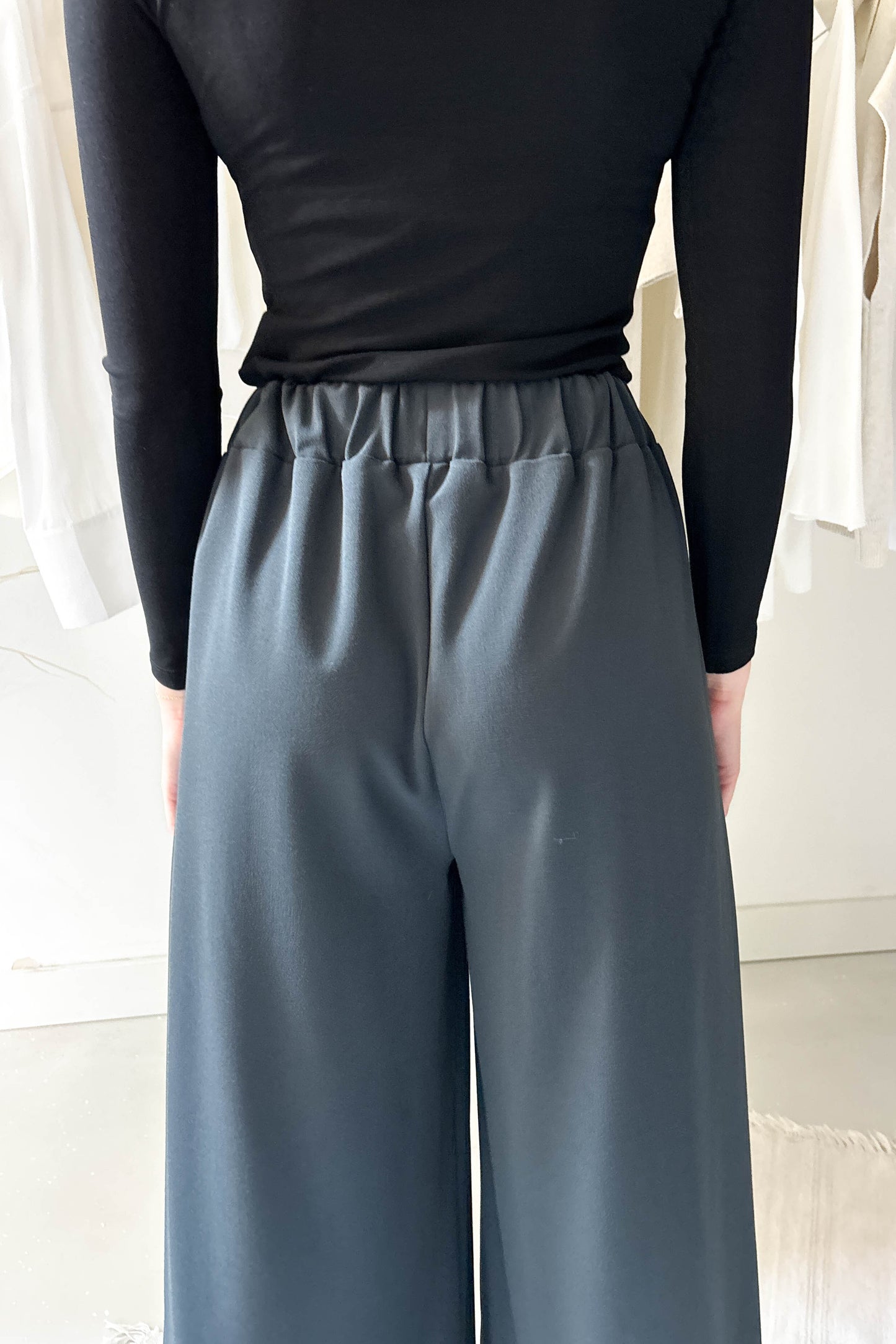 Elöl hajtásos vastagabb lenge nadrág-petrolzöld