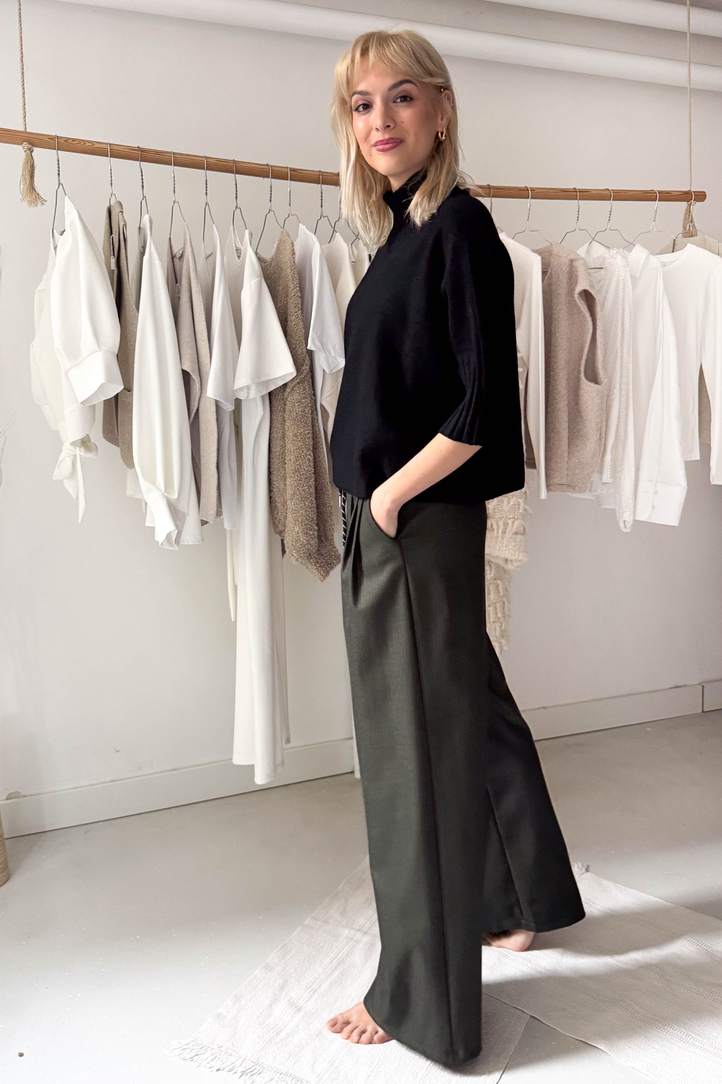 Elől hajtásos khaki nadrág kötővel