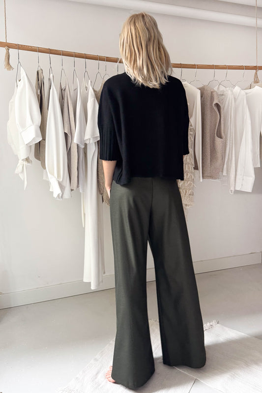 Elől hajtásos khaki nadrág kötővel