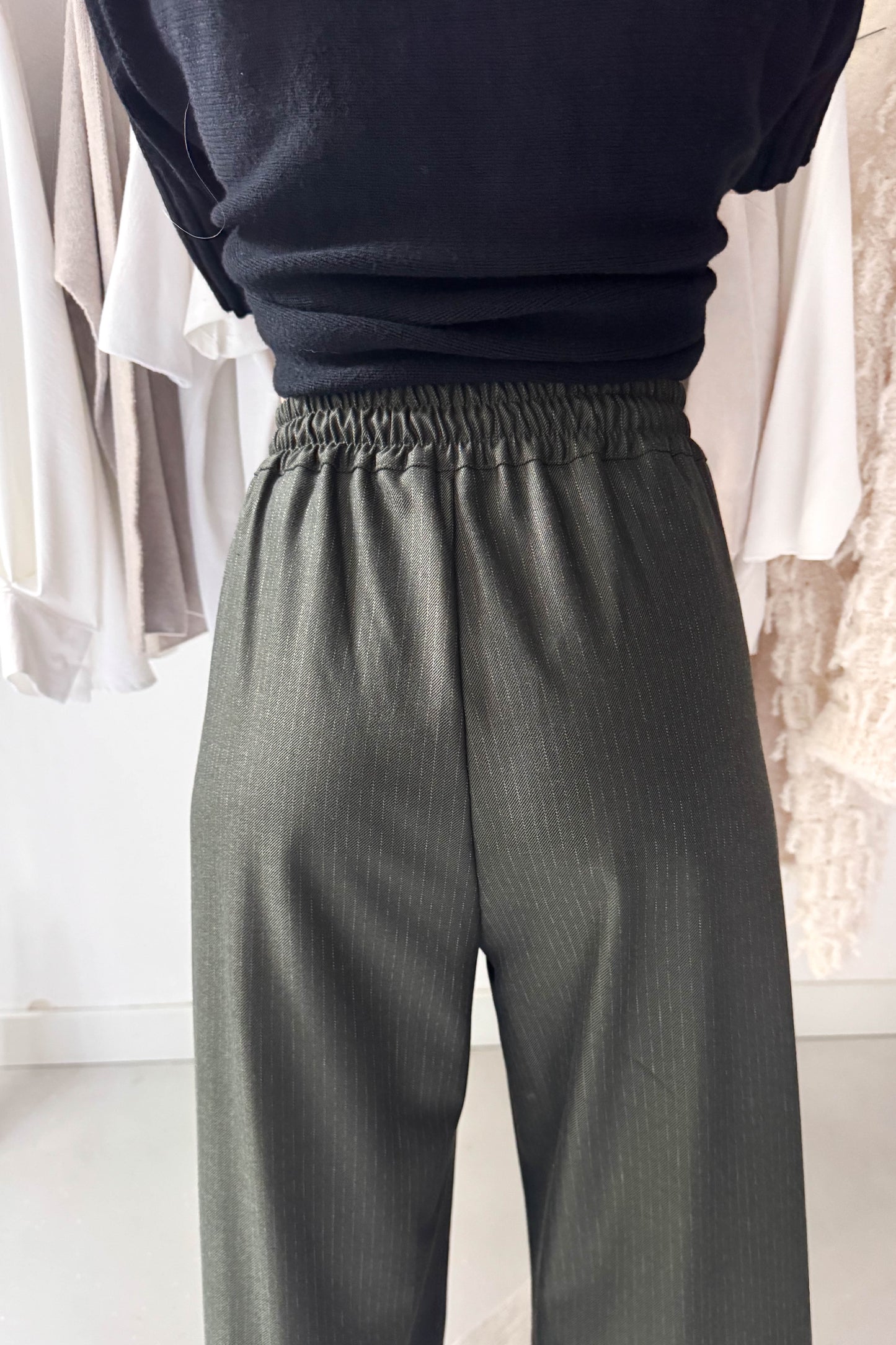 Elől hajtásos khaki nadrág kötővel