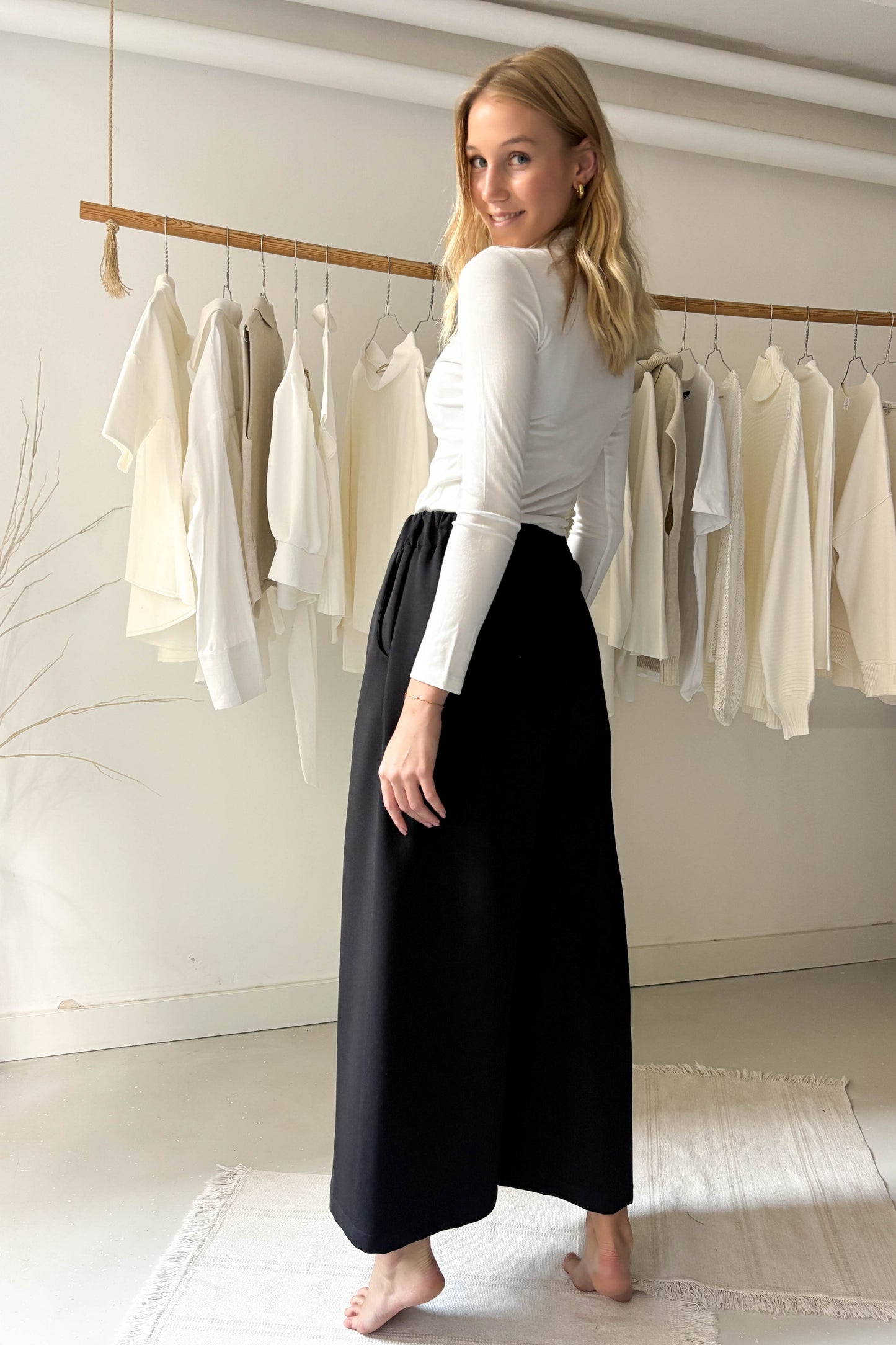 Elöl hajtásos vastagabb lenge nadrág-fekete