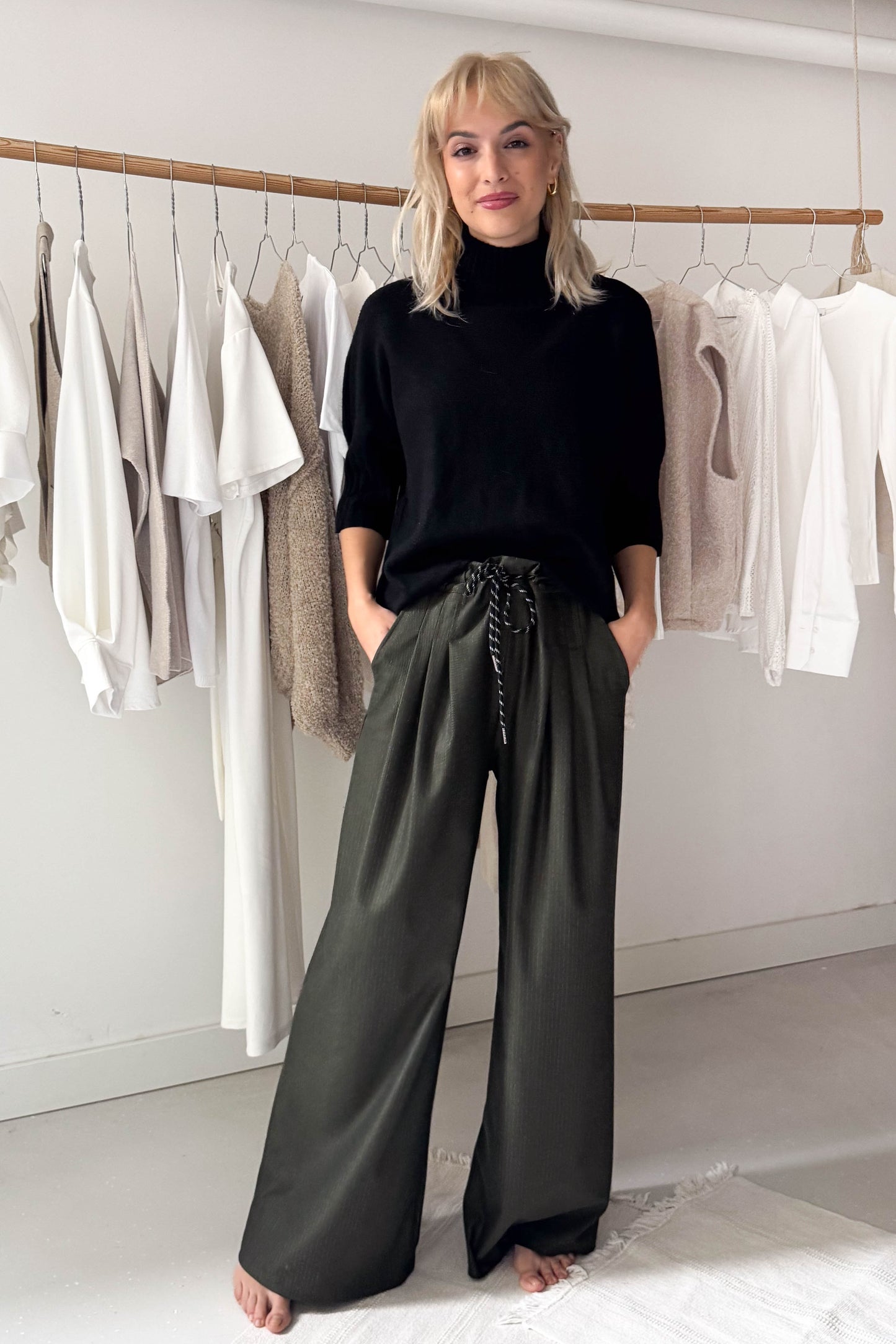 Elől hajtásos khaki nadrág kötővel