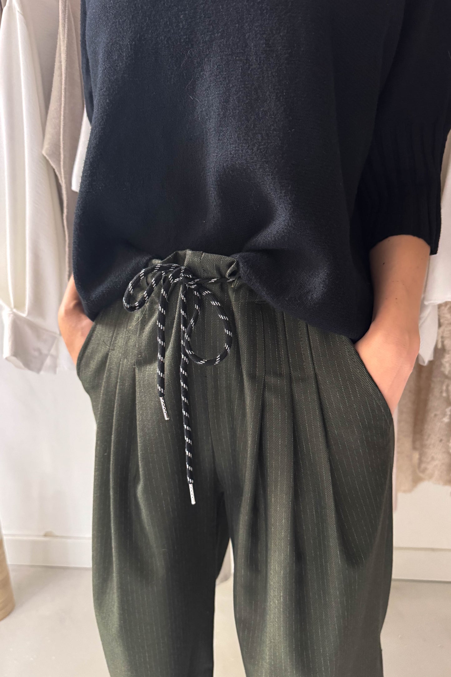 Elől hajtásos khaki nadrág kötővel