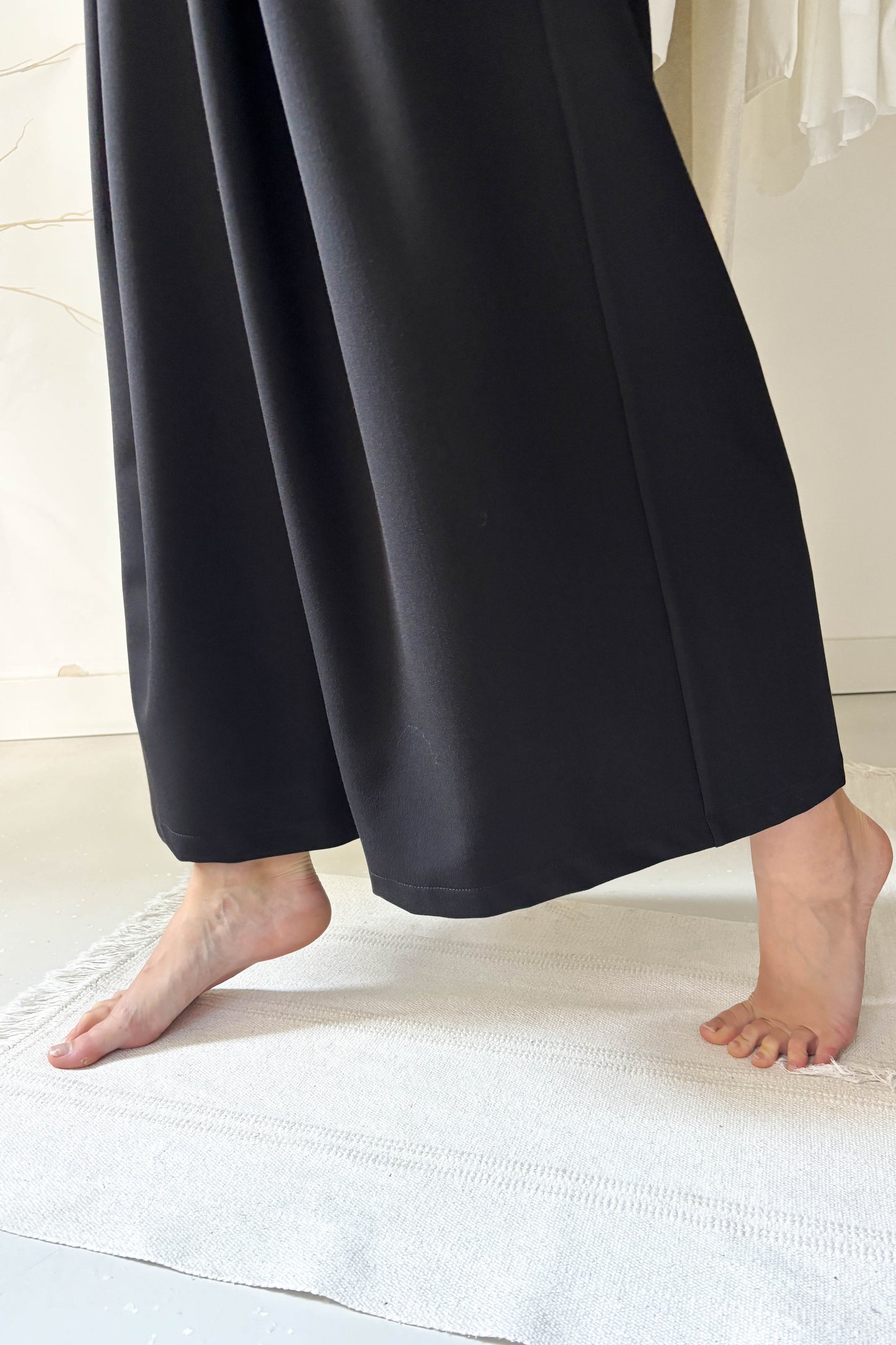 Elöl hajtásos vastagabb lenge nadrág-fekete