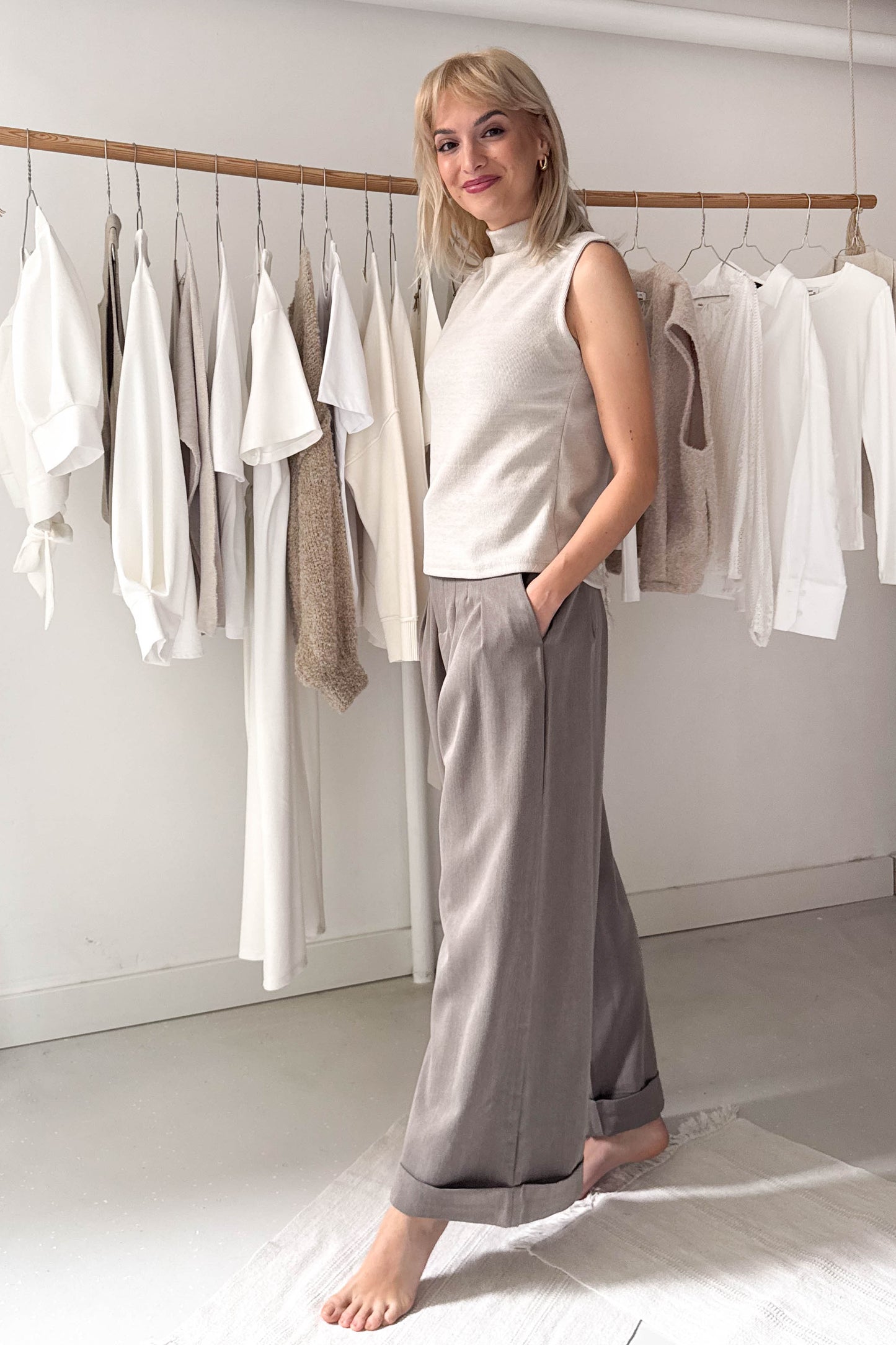 Elöl-hátul hajtásos nadrág-füstbarna