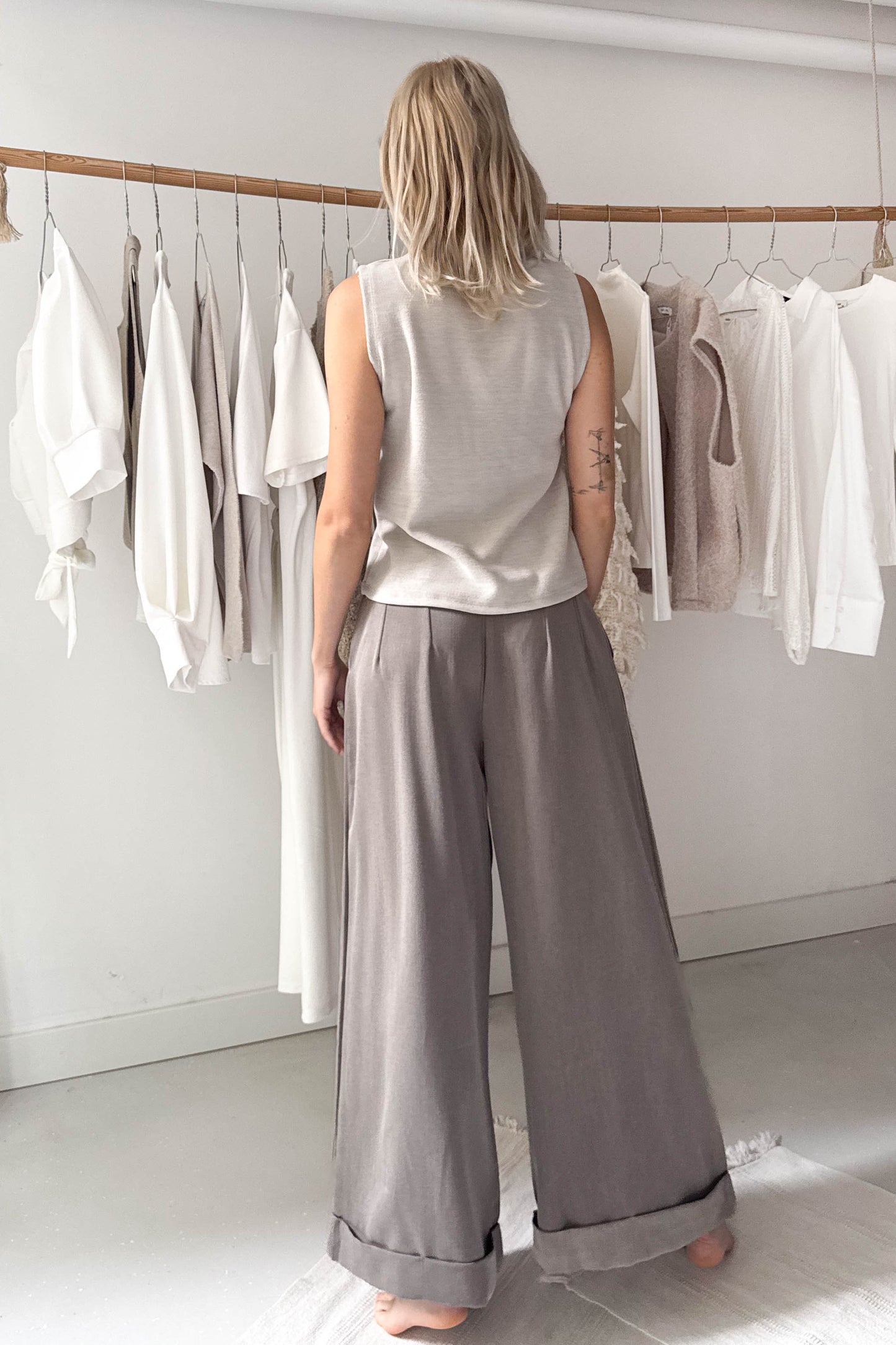 Elöl-hátul hajtásos nadrág-füstbarna