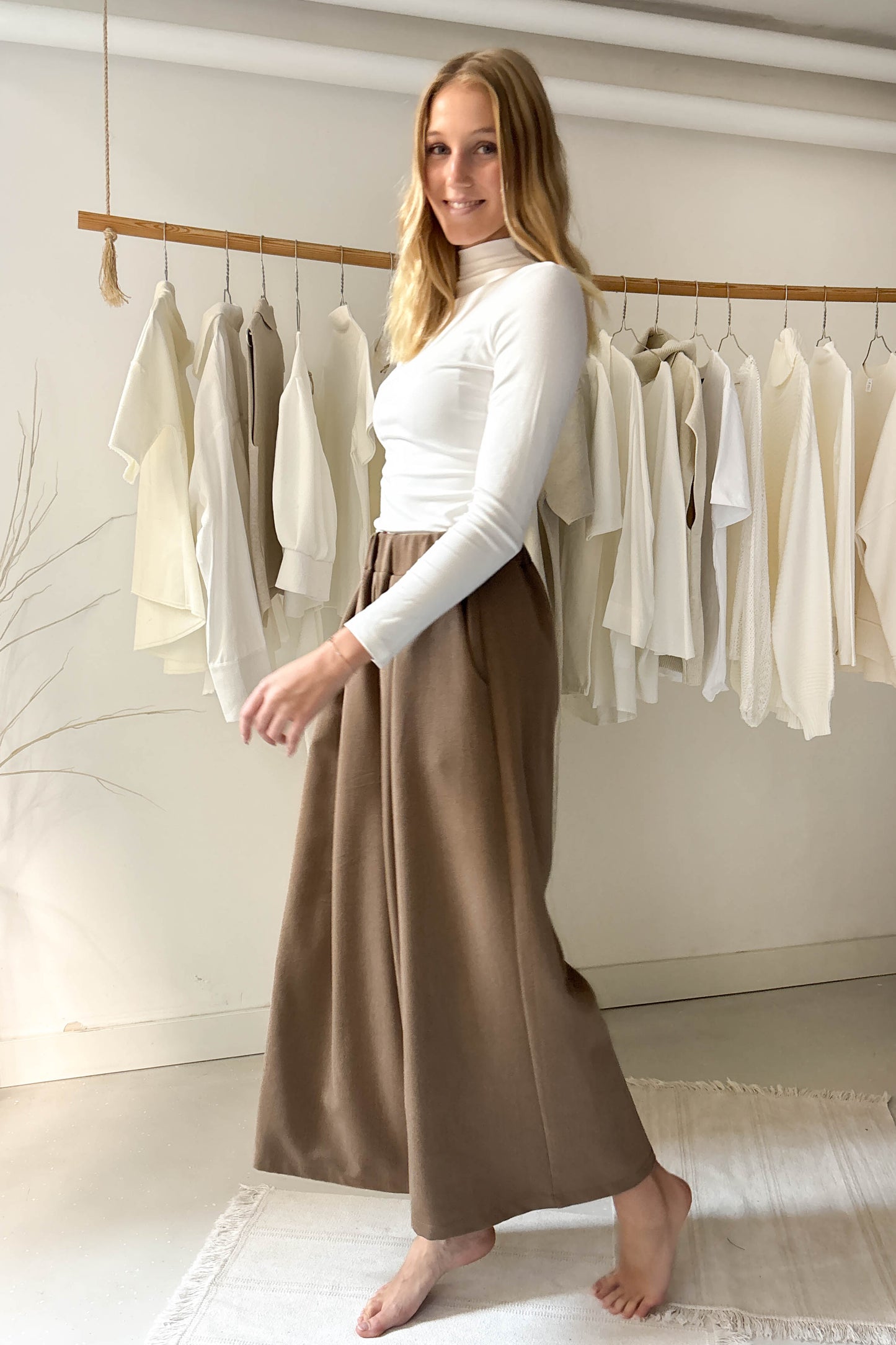 Elöl hajtásos vastagabb lenge nadrág-mogyoróbarna