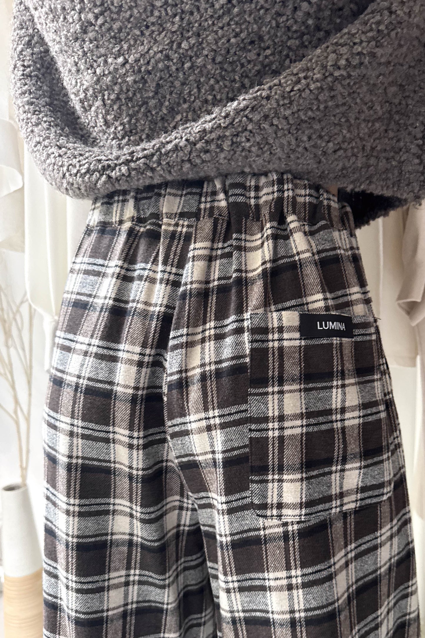 Szürke kockás nadrág kötővel