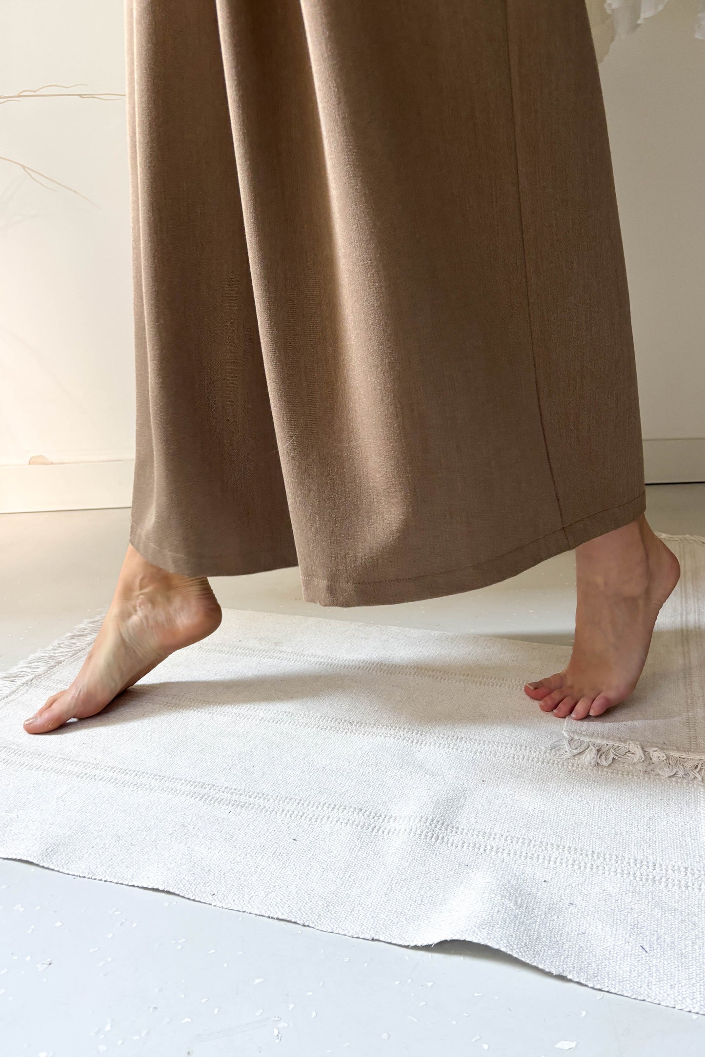 Elöl hajtásos vastagabb lenge nadrág-mogyoróbarna