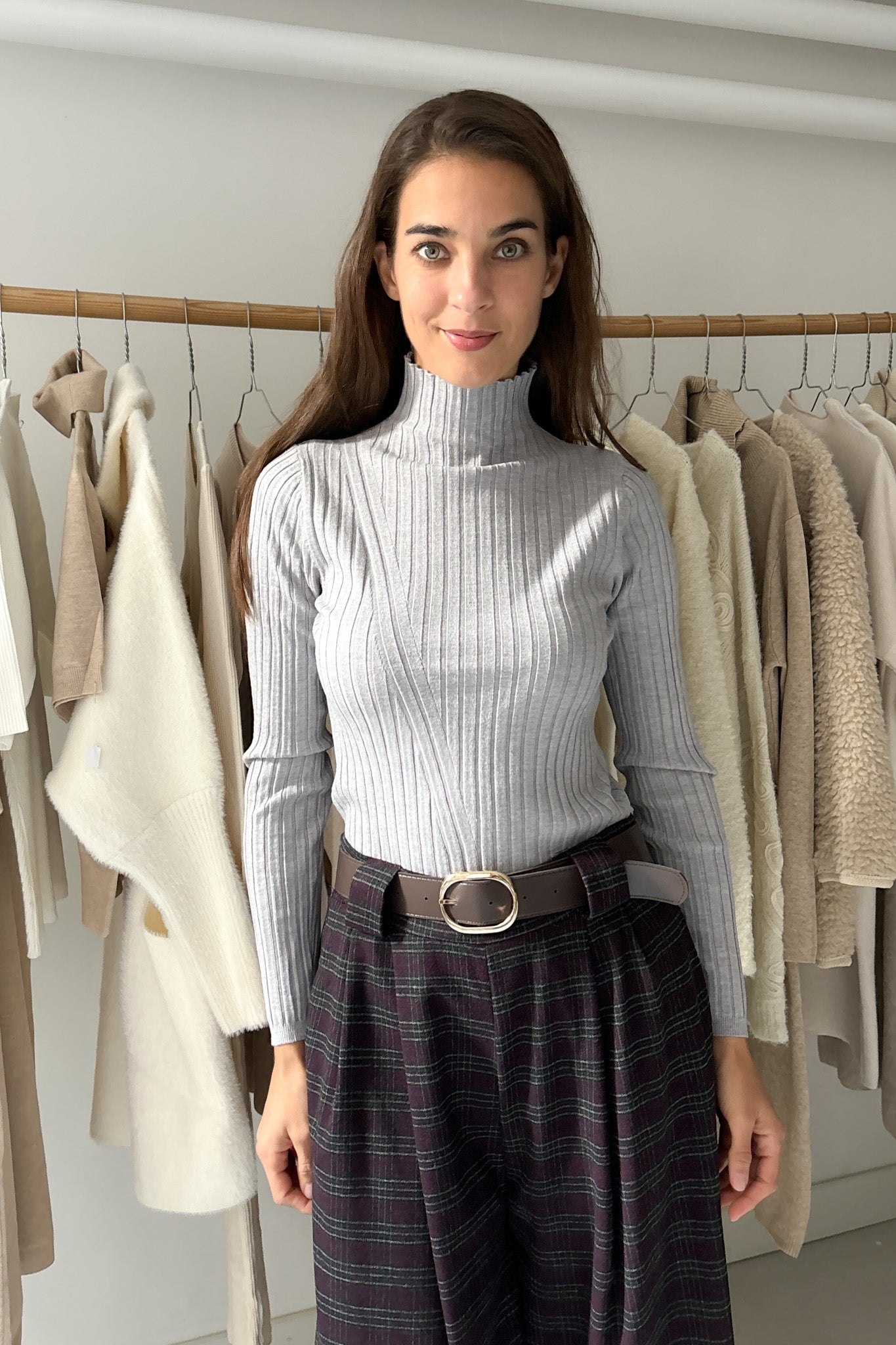 Vékony, szürke felső