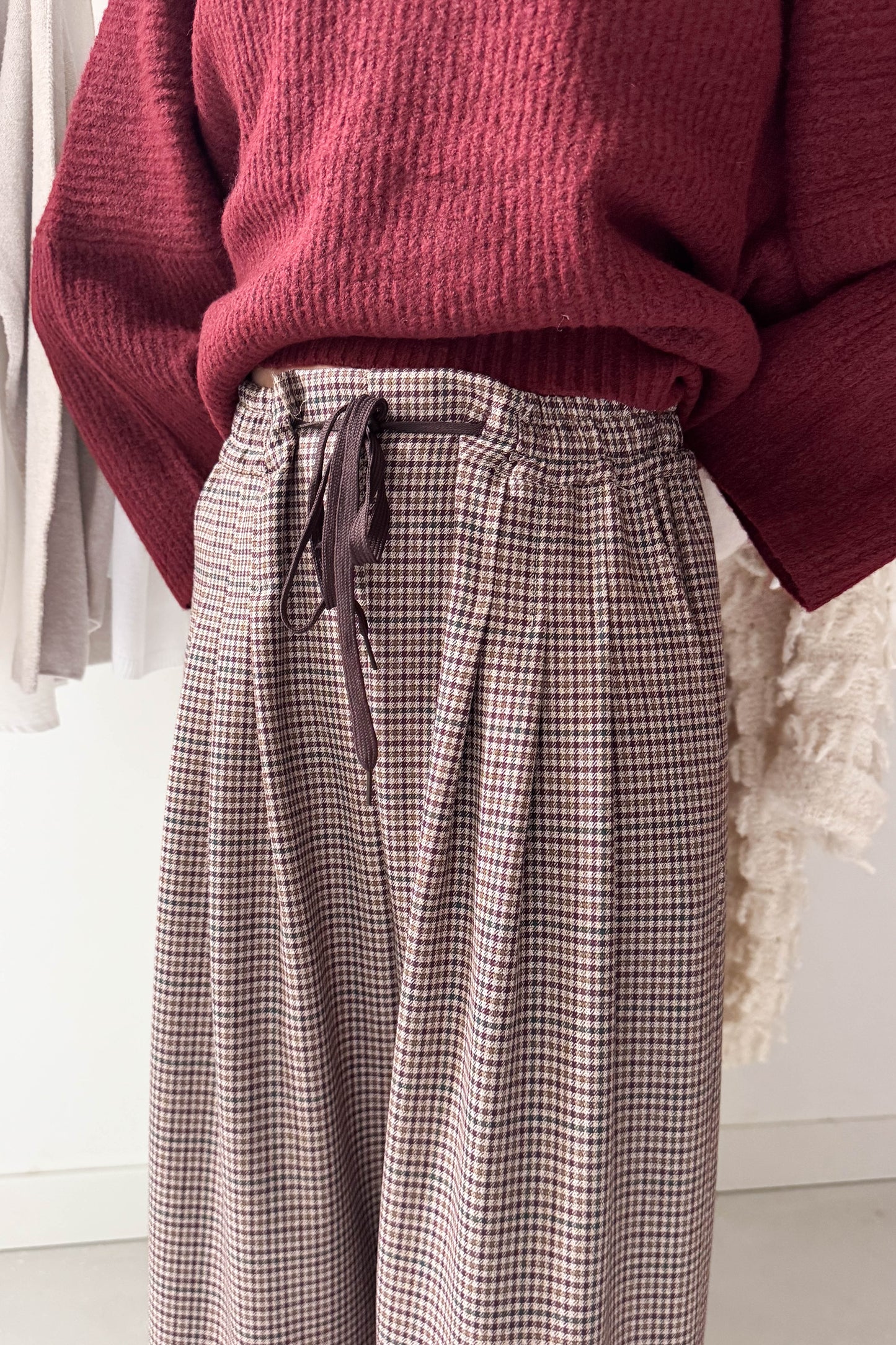 Elől hajtásos kockás nadrág kötővel