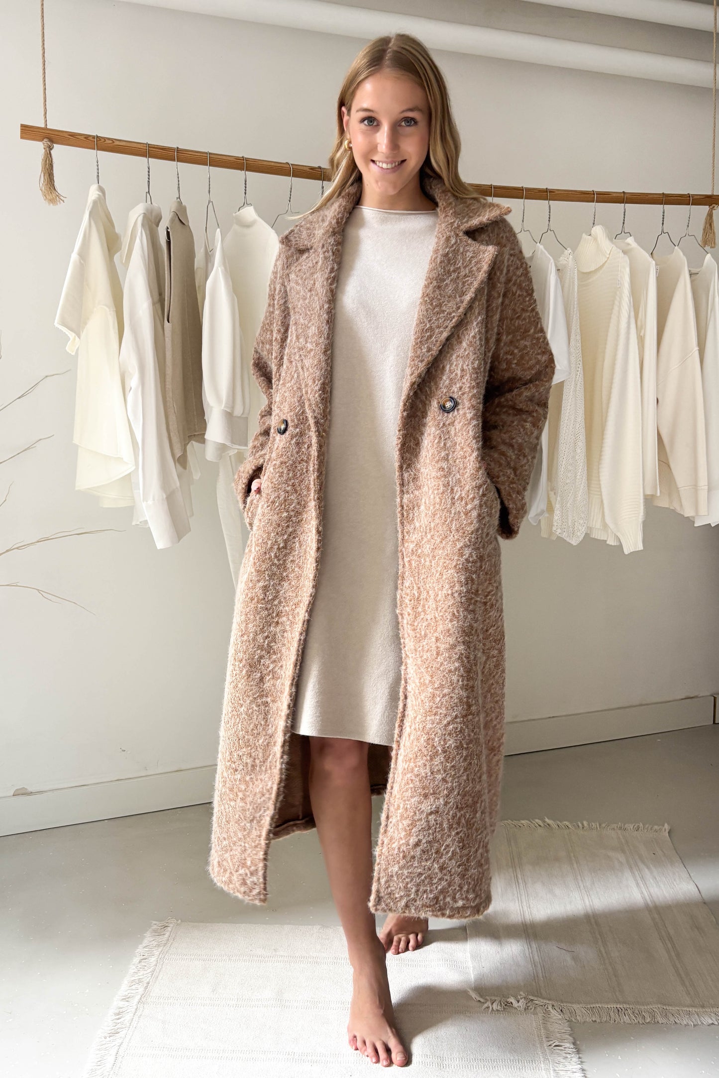 Szőrös hosszú kabát-brandyszín