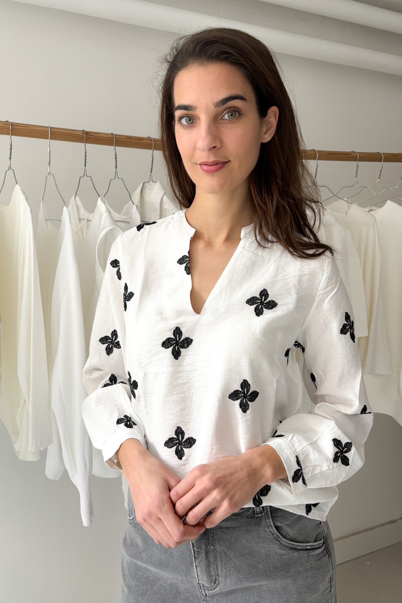 Hímzett virágmintás blúz