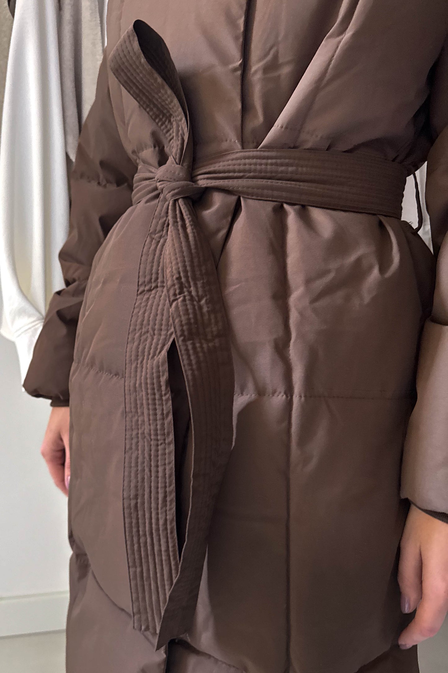 Hosszú pufikabát-mazsolabarna