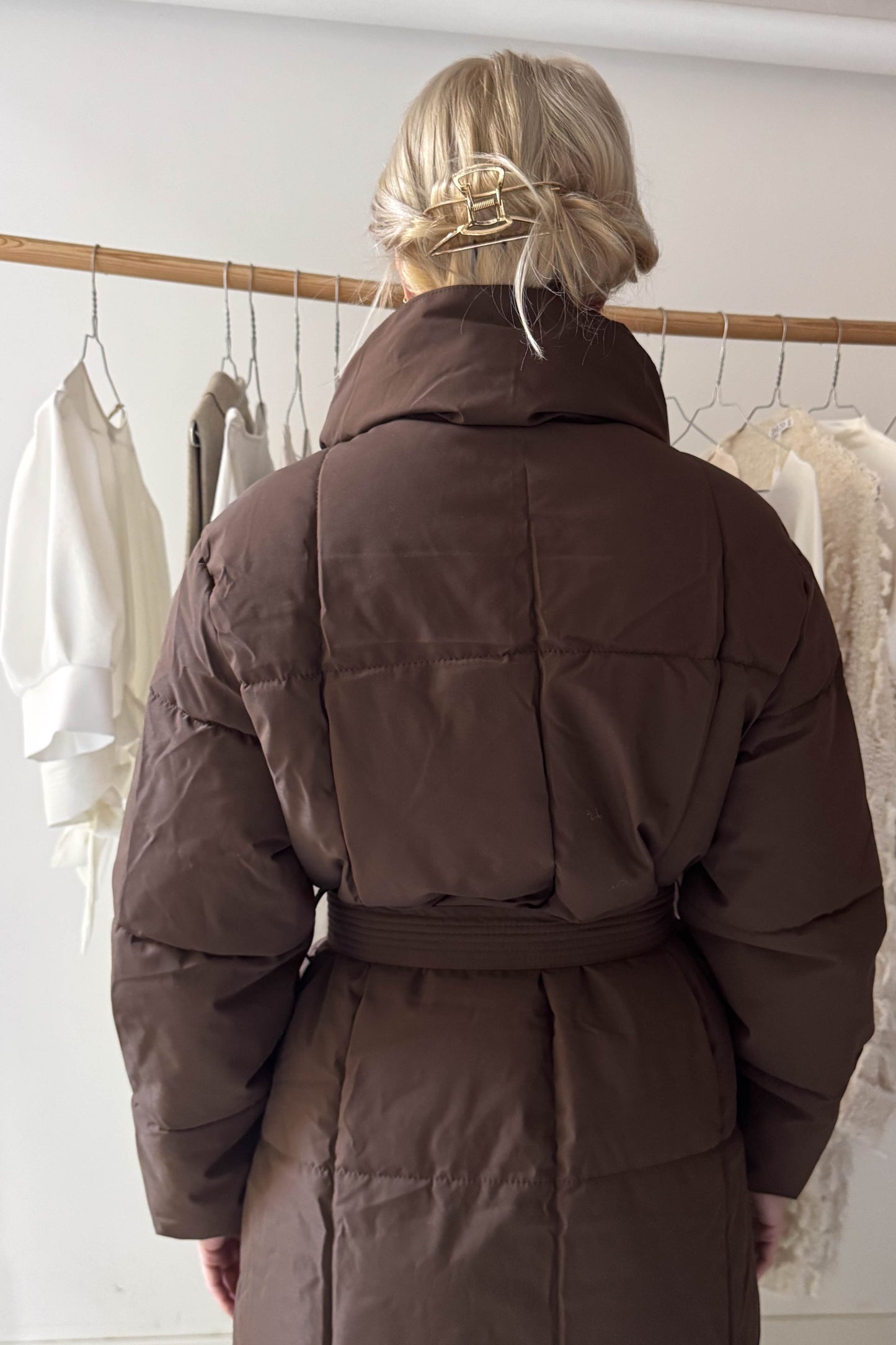 Hosszú pufikabát-mazsolabarna