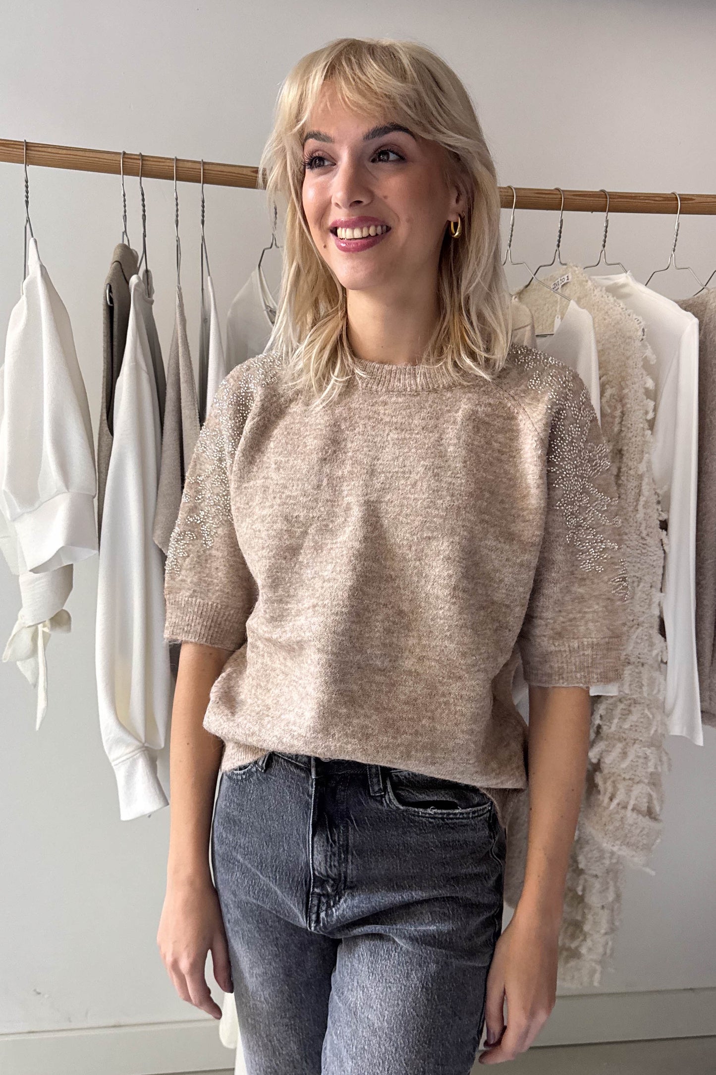 Díszített ujjú kötött felső-tejkaramell