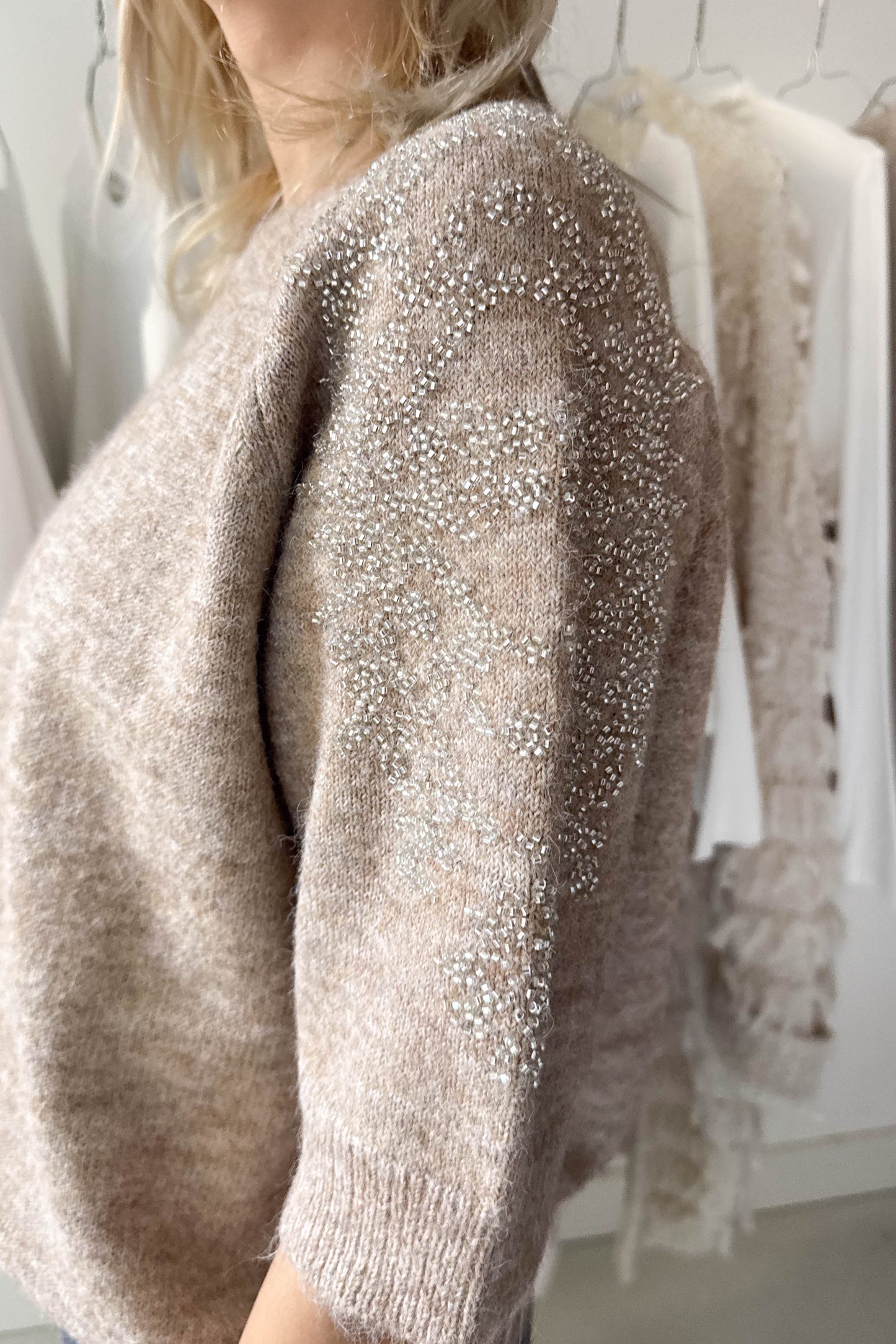 Díszített ujjú kötött felső-tejkaramell