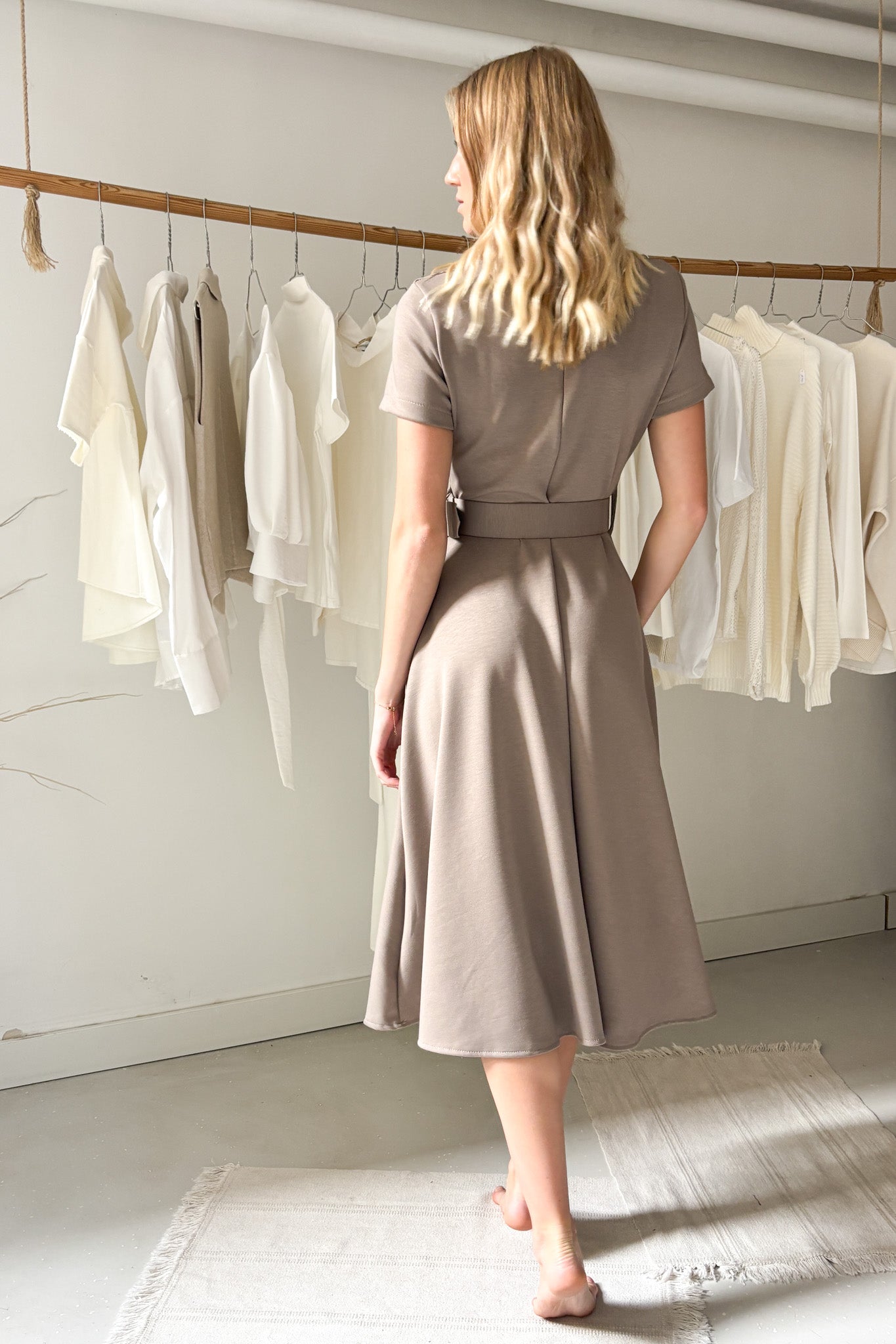 Rövid ujjas ruha - füstbarna