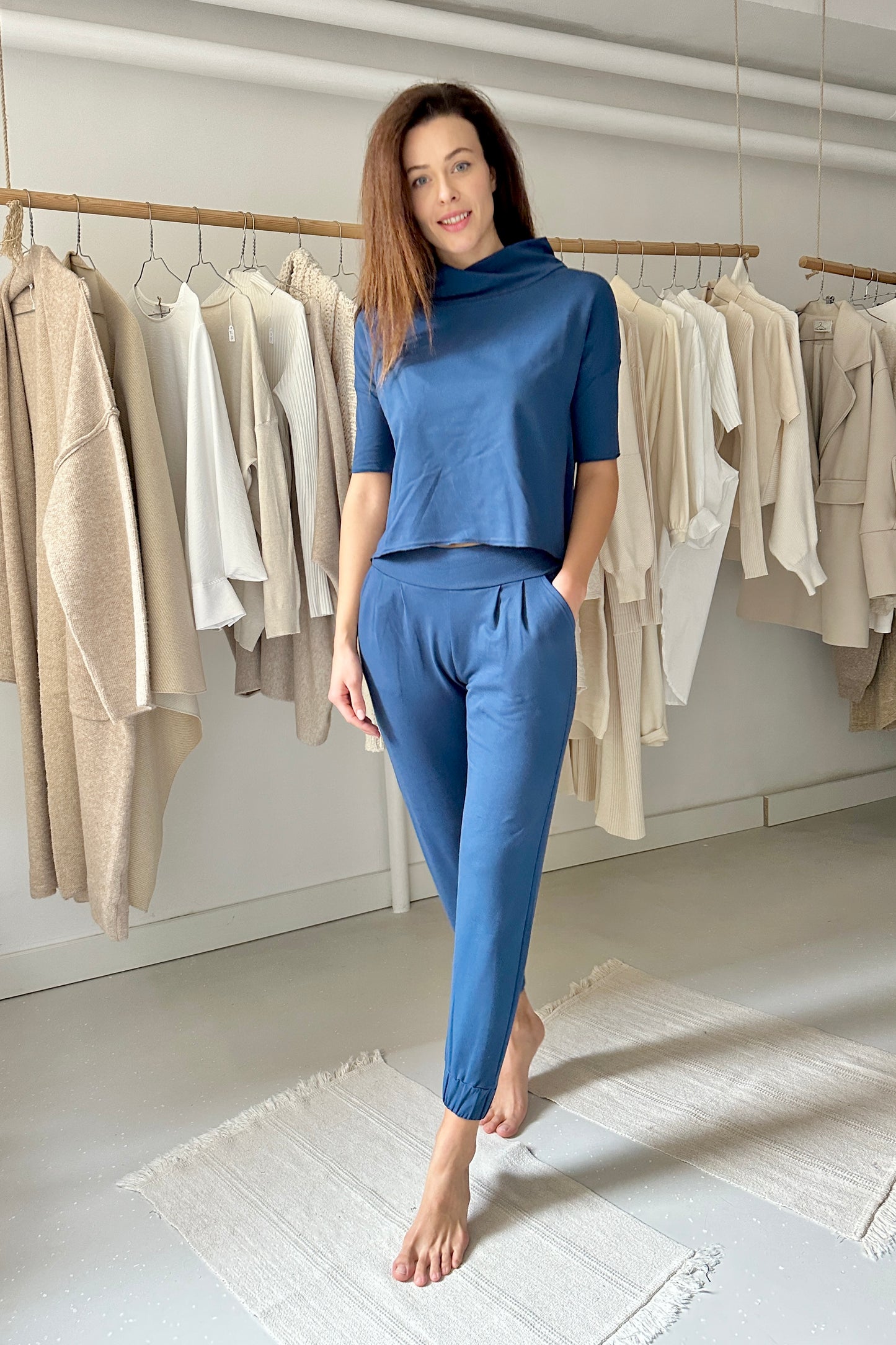 Csavart nyakú pulóver - rövid