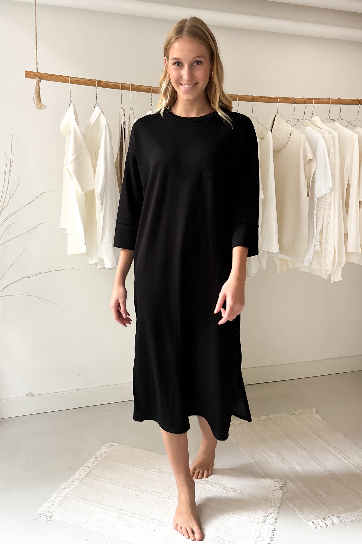 Puha egyenesszabású ruha-fekete