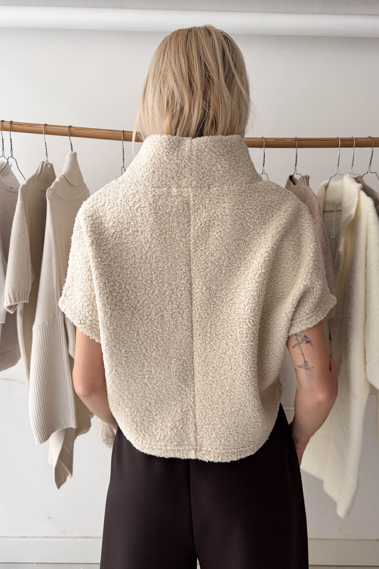 Magasnyakú, rövidállású felső-bézs