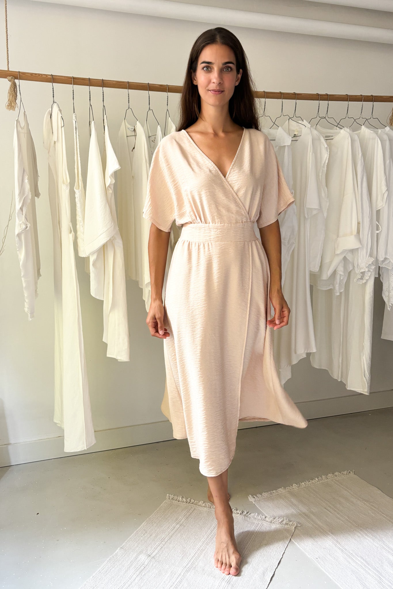 Púderszínű midiruha